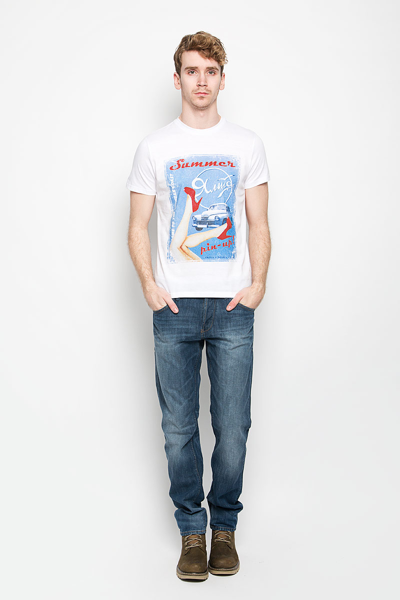 Футболка мужская Sela, цвет: белый, голубой, красный. Ts-211/1065-6254. Размер XXL (54)Ts-211/1065-6254 Футболка мужская Sela, цвет: белый, голубой, красный. Ts-211/1065-6254. Размер XXL (54)Ts-211/1065-6254Стильная мужская футболка Sela выполнена из натурального хлопка. Материал очень мягкий и приятный на ощупь, обладает высокой воздухопроницаемостью и гигроскопичностью, позволяет коже дышать. Модель прямого кроя с круглым вырезом горловины и короткими рукавами. Горловина обработана трикотажной резинкой, которая предотвращает деформацию после стирки и во время носки. Футболка дополнена оригинальным рисунком и надписями на английском языке.Такая модель подарит вам комфорт в течение всего дня и послужит замечательным дополнением к вашему гардеробу.