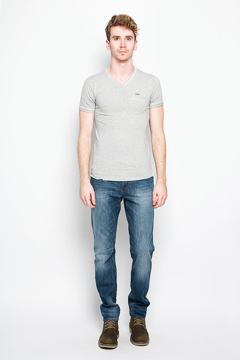 Футболка мужская MeZaGuZ, цвет: светло-серый меланж. Tonga/LIGHTGREY. Размер L (50)Tonga/LIGHTGREY Футболка мужская MeZaGuZ, цвет: светло-серый меланж. Tonga/LIGHTGREY. Размер L (50)Tonga/LIGHTGREYСтильная мужская футболка MeZaGuZ выполнена из хлопка с добавлением эластана. Материал очень мягкий и приятный на ощупь, обладает высокой воздухопроницаемостью и гигроскопичностью, позволяет коже дышать. Модель прямого кроя с круглым вырезом горловины и короткими рукавами. Футболка дополнена небольшим накладным карманом, металлической нашивкой с названием бренда и контрастным кантом на горловине, рукавах и кармане.Такая модель подарит вам комфорт в течение всего дня и послужит замечательным дополнением к вашему гардеробу.