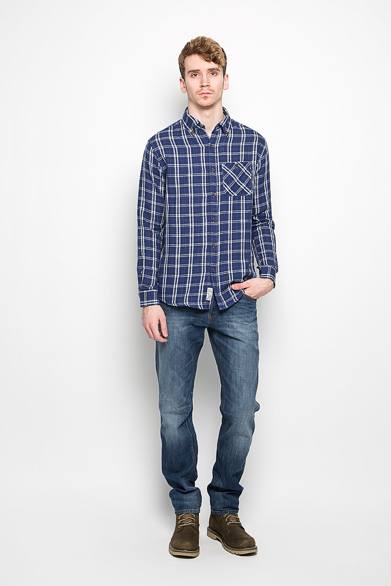 Рубашка мужская Lee Cooper, цвет: синий, белый. M19001_0121. Размер XL (54)M19001_0121 Рубашка мужская Lee Cooper, цвет: синий, белый. M19001_0121. Размер XL (54)M19001_0121Мужская рубашка Lee Cooper, выполненная из натурального хлопка, идеально дополнит ваш образ. Материал мягкий и приятный на ощупь, не сковывает движения и позволяет коже дышать.Рубашка классического кроя с длинными рукавами и отложным воротником застегивается на пуговицы по всей длине. Края воротника и манжеты на рукавах также застегиваются на пуговицы. На груди модель дополнена накладным карманом.Такая модель будет дарить вам комфорт в течение всего дня и станет стильным дополнением к вашему гардеробу.