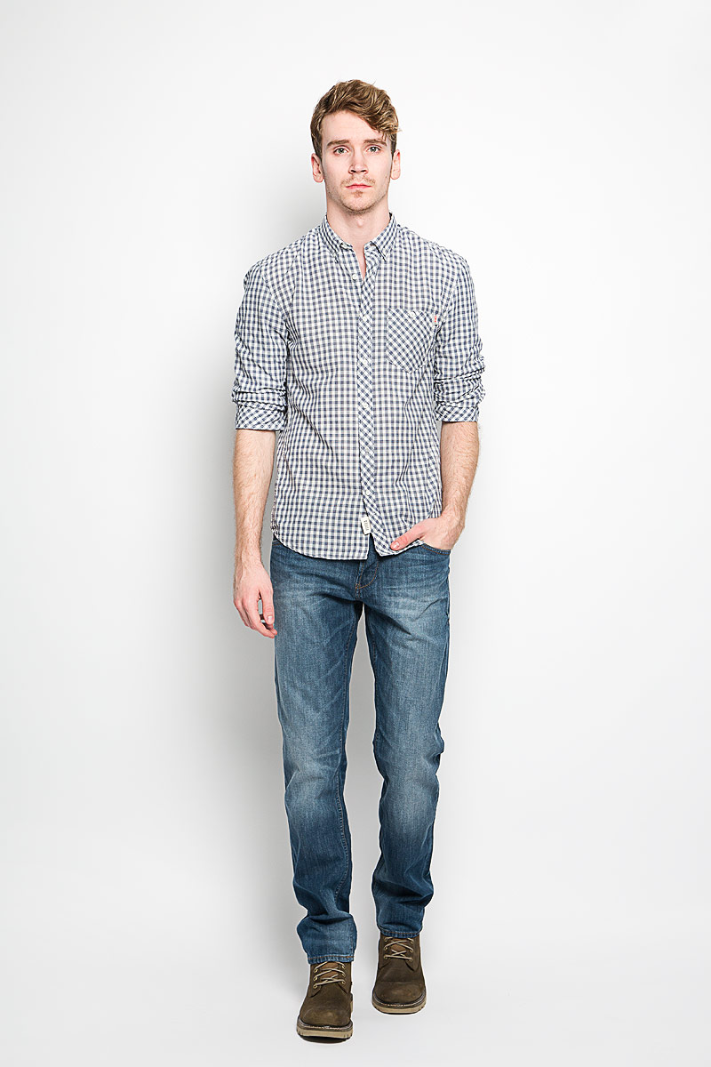 Рубашка мужская Tom Tailor Denim, цвет: белый, темно-синий. 2031626.62.12_6814. Размер L (50)2031626.62.12_6814 Рубашка мужская Tom Tailor Denim, цвет: белый, темно-синий. 2031626.62.12_6814. Размер L (50)2031626.62.12_6814Мужская рубашка Tom Tailor Denim, выполненная из натурального хлопка, идеально дополнит ваш образ. Материал мягкий и приятный на ощупь, не сковывает движения и позволяет коже дышать.Рубашка классического кроя с рукавами в сборку и отложным воротником застегивается на пуговицы по всей длине. Края воротника и манжеты на рукавах также застегиваются на пуговицы. На груди модель дополнена накладным карманом.Такая модель будет дарить вам комфорт в течение всего дня и станет стильным дополнением к вашему гардеробу.