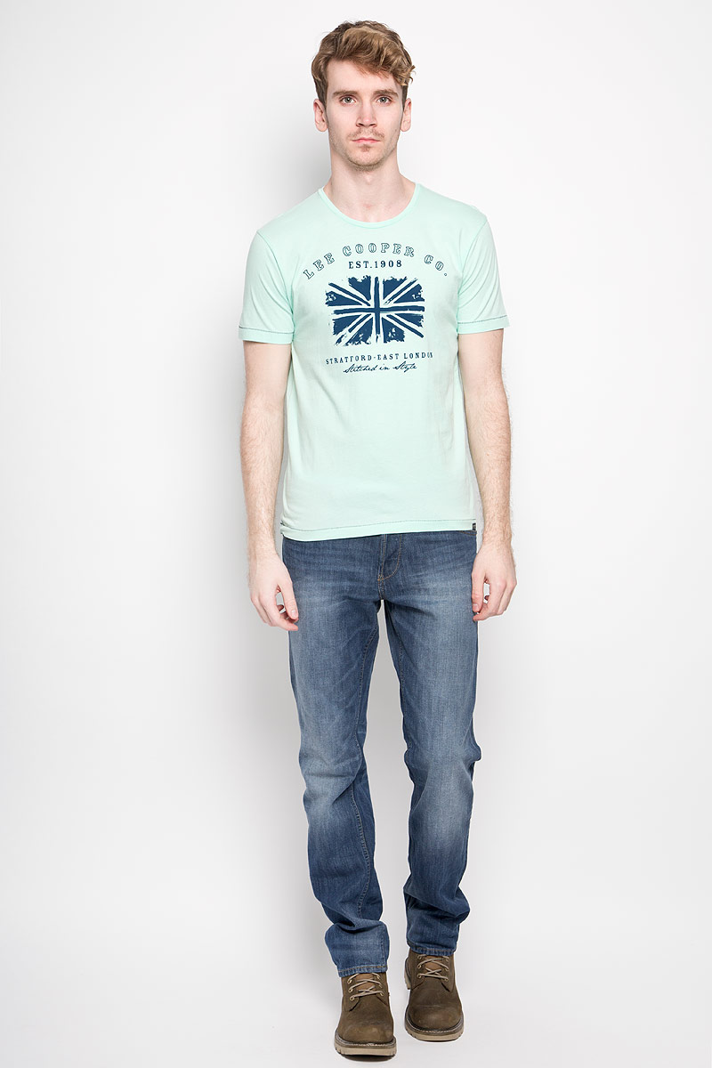 Футболка мужская Lee Cooper, цвет: мятный, темно-синий. M28101-0245. Размер L (50)M28101-0245 Футболка мужская Lee Cooper, цвет: мятный, темно-синий. M28101-0245. Размер L (50)M28101-0245Стильная мужская футболка Lee Cooper выполнена из натурального хлопка. Материал очень мягкий и приятный на ощупь, обладает высокой воздухопроницаемостью и гигроскопичностью, позволяет коже дышать. Модель прямого кроя с круглым вырезом горловины и короткими рукавами. Футболка дополнена оригинальным рисунком и надписями на английском языке.Такая модель подарит вам комфорт в течение всего дня и послужит замечательным дополнением к вашему гардеробу.