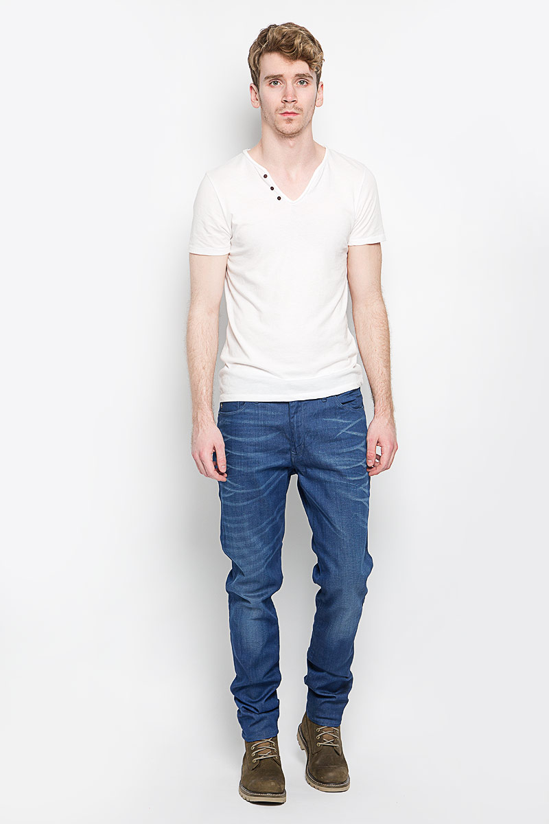 Джинсы мужские Marc O`Polo, цвет: темно-синий. 914812108. Размер 34-34 (46-34)914812108 Джинсы мужские Marc O`Polo, цвет: темно-синий. 914812108. Размер 34-34 (46-34)914812108Стильные мужские джинсы Marc O`Polo - джинсы высочайшего качества, которые прекрасно сидят. Модель слегка зауженного к низу кроя и средней посадки изготовлена хлопка с добавлением полиэстера и эластана, не сковывает движения и дарит комфорт. Джинсы на талии застегиваются на металлическую пуговицу, а также имеют ширинку на застежке-молнии и шлевки для ремня. Спереди модель дополнена двумя втачными карманами и одним накладным небольшим кармашком, а сзади - двумя большими накладными карманами. Изделие оформлено эффектом потертости. Эти модные и в тоже время удобные джинсы помогут вам создать оригинальный современный образ. В них вы всегда будете чувствовать себя уверенно и комфортно.