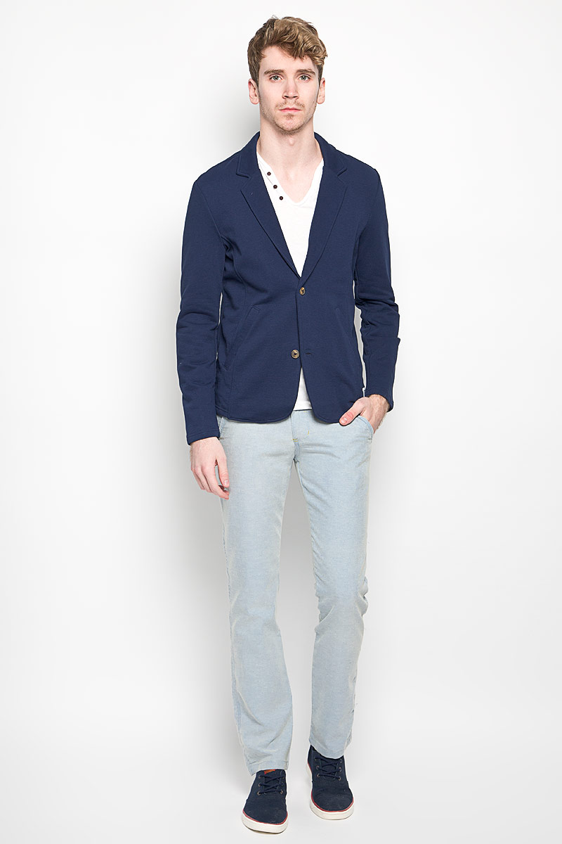 Пиджак мужской Tom Tailor Denim, цвет: темно-синий. 2530012.00.12_6814. Размер L (50)2530012.00.12_6814 Пиджак мужской Tom Tailor Denim, цвет: темно-синий. 2530012.00.12_6814. Размер L (50)2530012.00.12_6814Мужской пиджак Tom Tailor Denim изготовлен из хлопка с добавлением вискозы, благодаря чему он приятен на ощупь и обеспечит вам комфорт и удобство при носке.Пиджак с воротником с лацканами и длинными рукавами застегивается на пуговицы. Модель дополнена двумя прорезными карманами. Спереди пиджак дополнен небольшой нашивкой с названием бренда, а сзади вышитым логотипом бренда. Этот модный и в тоже время комфортный пиджак отличный вариант как для офиса, так и для повседневной носки. Он станет великолепным дополнением к вашему гардеробу, а благодаря классическому фасону, такой пиджак будет прекрасно сочетаться с любыми нарядами.