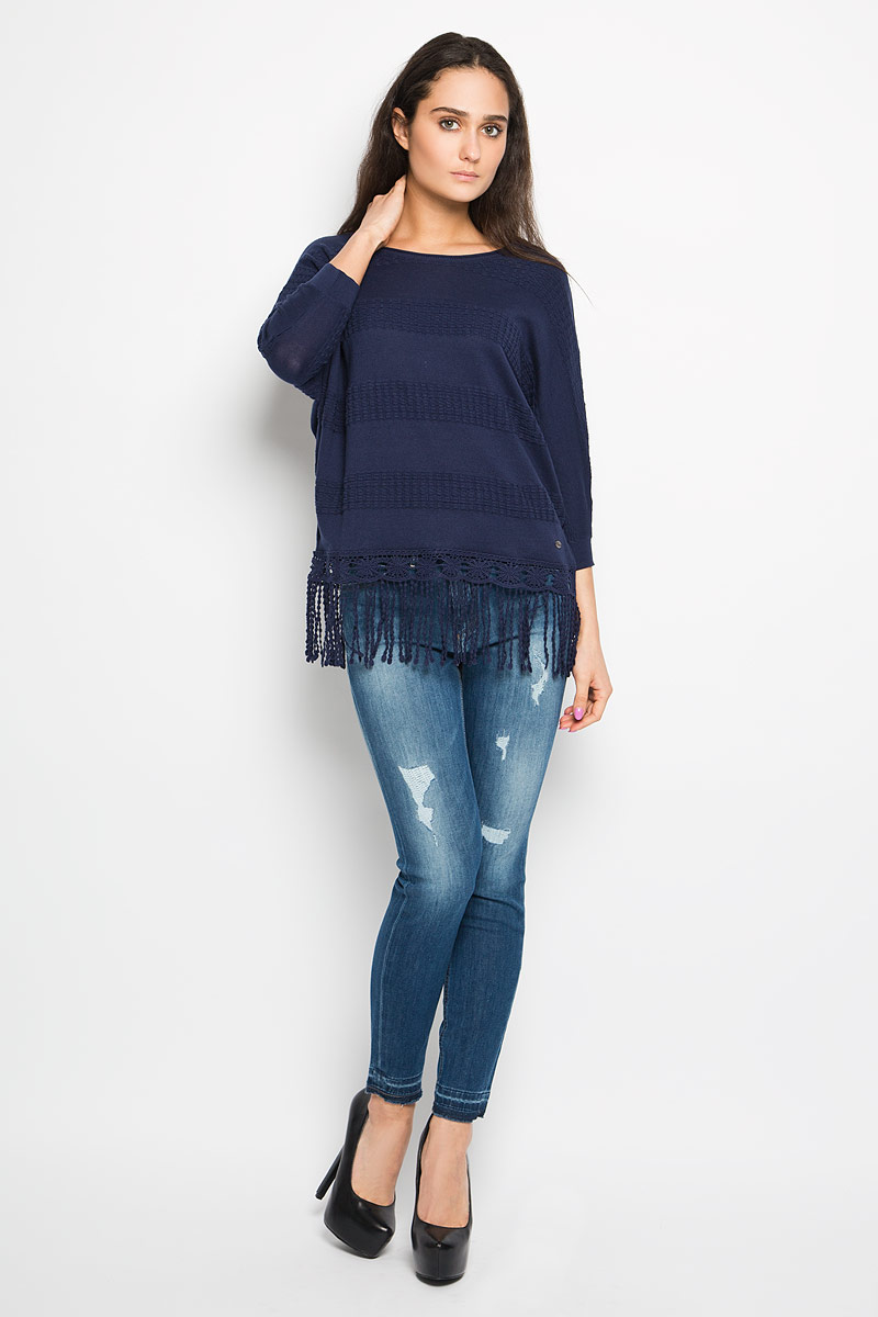 Джемпер женский Tom Tailor Denim, цвет: темно-синий. 3021099.00.71_6814. Размер XS (42)3021099.00.71_6814 Джемпер женский Tom Tailor Denim, цвет: темно-синий. 3021099.00.71_6814. Размер XS (42)3021099.00.71_6814Оригинальный женский джемпер Tom Tailor Denim, изготовленный из 100% хлопка, мягкий и приятный на ощупь, не сковывает движений и обеспечивает наибольший комфорт.Модель с круглым вырезом горловины и рукавами 3/4 великолепно подойдет для создания стильного образа. Края рукавов дополнены трикотажной резинкой. Джемпер оформлен вязаным узором. Низ изделия декорирован широкой ажурной тесьмой с бахромой.Этот джемпер послужит отличным дополнением к вашему гардеробу. В нем вы всегда будете чувствовать себя уютно и комфортно.