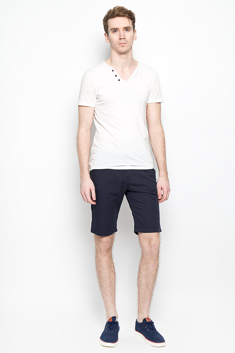 Шорты мужские Tom Tailor Denim, цвет: темно-синий. 6403862.09.12_6576. Размер 31 (46/48)6403862.09.12_6576 Шорты мужские Tom Tailor Denim, цвет: темно-синий. 6403862.09.12_6576. Размер 31 (46/48)6403862.09.12_6576Стильные мужские шорты Tom Tailor Denim, изготовленные из натурального хлопка, идеально подойдут для активного отдыха и прогулок. Материал приятный на ощупь, не сковывает движения и хорошо пропускает воздух. Шорты на поясе застегиваются на пластиковую пуговицу и имеют ширинку на застежке-молнии, а также шлевки для ремня. Модель дополнена текстильным ремнем с двойной металлической пряжкой. Спереди расположены два втачных кармана, сзади - два прорезных. Шорты оформлены небольшой текстильной нашивкой с логотипом бренда.Модные шорты послужат отличным дополнением к вашему гардеробу. В них вы всегда будете чувствовать себя уверенно и комфортно.