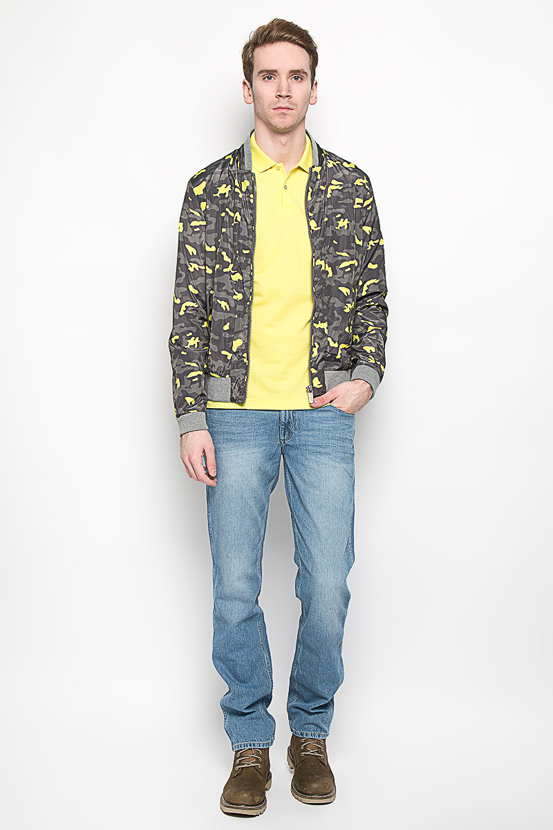 Куртка мужская Calvin Klein Jeans, цвет: серый, ярко-желтый. J3IJ303753_0680. Размер XL (54)14526 Куртка мужская Calvin Klein Jeans, цвет: серый, ярко-желтый. J3IJ303753_0680. Размер XL (54)14526Стильная мужская куртка Calvin Klein, изготовленная из 100% полиэстера, отлично подойдет для прохладных дней. Подкладка также выполнена из полиэстера. Куртка с воротником-стойкой застегивается на пластиковую застежку-молнию. Воротник, манжеты рукавов и низ изделия дополнены трикотажной резинкой. Спереди модели находятся два прорезных кармана на застежках-молниях. Внутри также имеется прорезной карман на молнии. Оформлено изделие камуфляжным принтом. Эта модная и в то же время комфортная куртка согреет вас в холодное время года и прекрасно подойдет для прогулок.