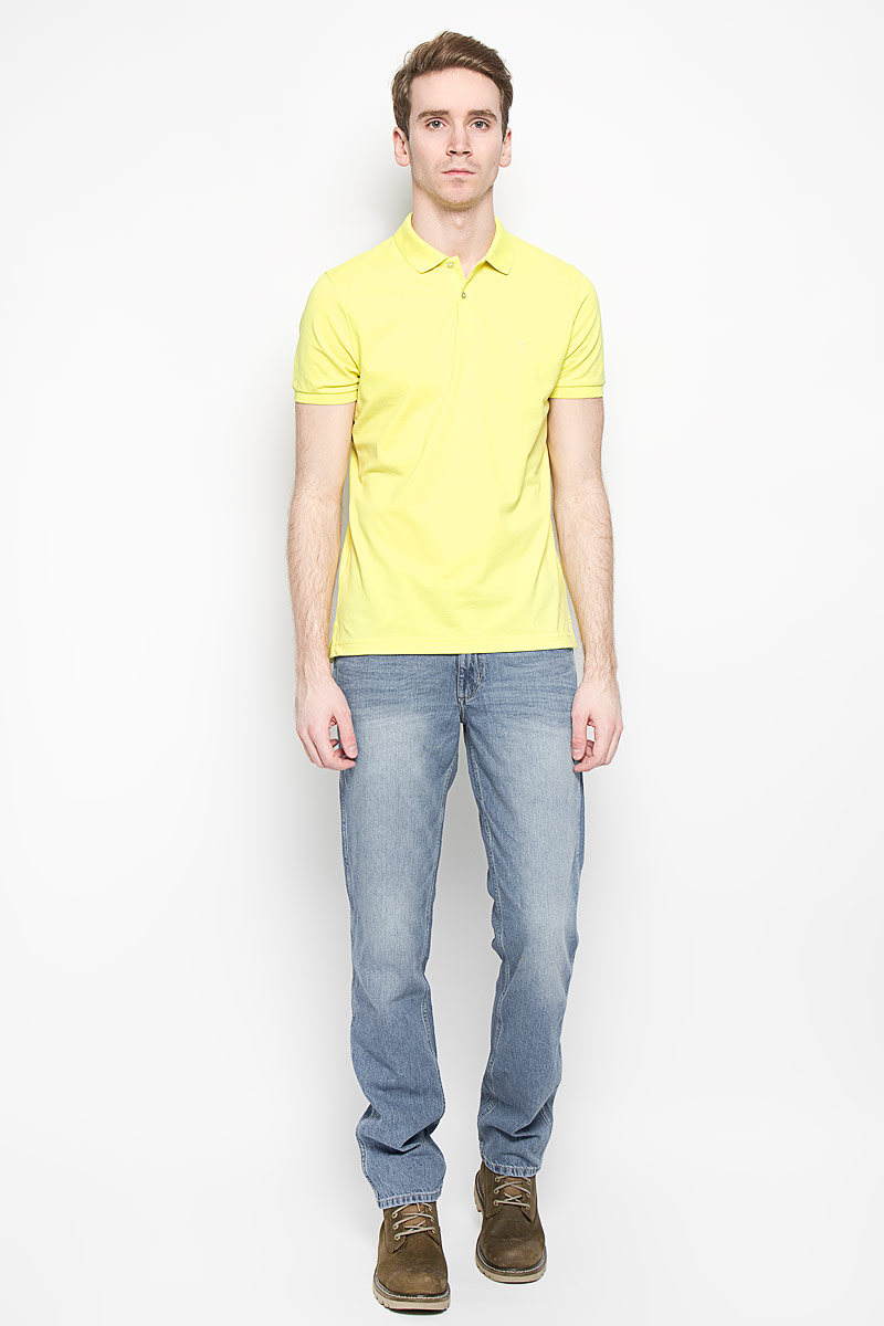 Поло мужское Calvin Klein Jeans, цвет: желтый. K3EK300054_3200. Размер XL (54)K3EK300054_3200 Поло мужское Calvin Klein Jeans, цвет: желтый. K3EK300054_3200. Размер XL (54)K3EK300054_3200Мужская футболка-поло Calvin Klein поможет создать отличный современный образ. Модель изготовлена из натурального хлопка, очень мягкая, тактильно приятная, не сковывает движения и хорошо пропускает воздух.Футболка-поло с отложным воротником и короткими рукавами застегивается сверху на две пуговицы. Воротник и края рукавов выполнены из трикотажной резинки. Спинка изделия слегка удлинена. По бокам предусмотрены небольшие разрезы. Футболка украшена вышитым логотипом бренда. Такая модель отлично подойдет для повседневной носки и подарит вам комфорт в течение всего дня!