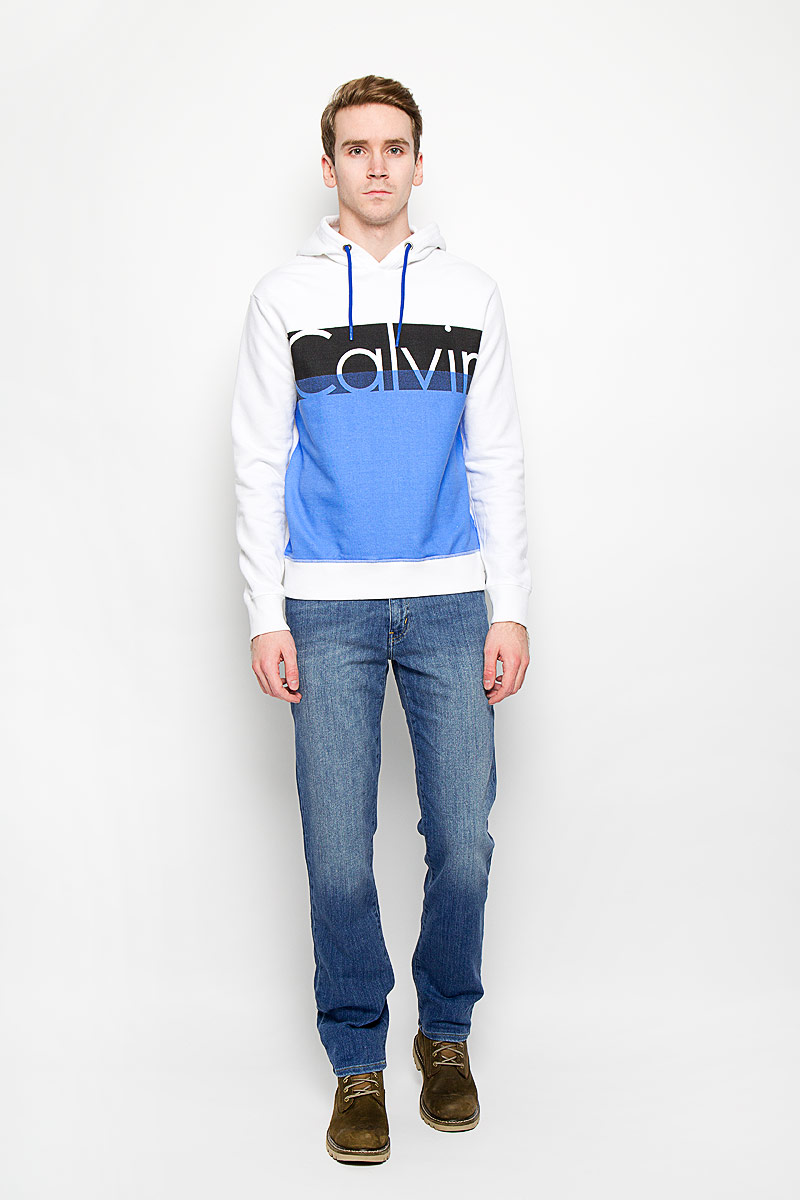 Толстовка мужская Calvin Klein Jeans, цвет: белый, синий, черный. J3IJ303873_4840. Размер M (48)14560 Толстовка мужская Calvin Klein Jeans, цвет: белый, синий, черный. J3IJ303873_4840. Размер M (48)14560Стильная мужская толстовка Calvin Klein Jeans, изготовленная из высококачественного хлопкового материла, необычайно мягкая и приятная на ощупь, не сковывает движения, обеспечивая наибольший комфорт.Толстовка с длинными рукавами и с капюшоном на груди оформлена надписью Calvin. Капюшон затягивается на кулиску. Рукава дополнены широкими трикотажными манжетами, по низу также проходит широкая трикотажная резинка.Эта модная и в тоже время комфортная толстовка отличный вариант как для активного отдыха, так и для занятий спортом!
