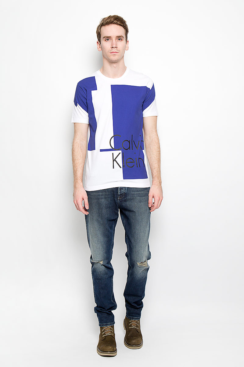 Футболка мужская Calvin Klein Jeans, цвет: белый, синий, черный. J3IJ303638_1180. Размер S (46)J3IJ303638_1180 Футболка мужская Calvin Klein Jeans, цвет: белый, синий, черный. J3IJ303638_1180. Размер S (46)J3IJ303638_1180Стильная мужская футболка Calvin Klein Jeans, выполненная из высококачественного эластичного хлопка, обладает высокой теплопроводностью, воздухопроницаемостью и гигроскопичностью, позволяет коже дышать.Модель с круглым вырезом горловины и короткими рукавами, оформлена оригинальным принтом с надписью Calvin Klein.Такая модель будет дарить вам комфорт в течение всего дня и послужит замечательным дополнением к вашему гардеробу.