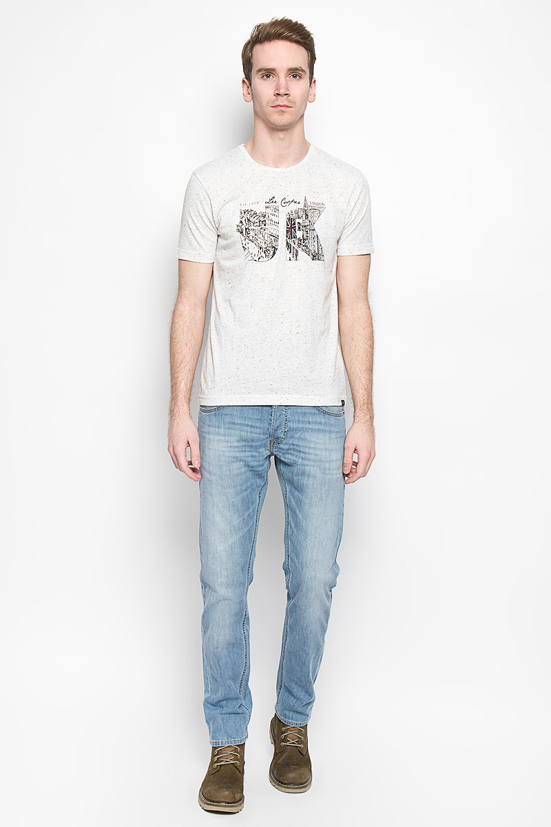 Футболка мужская Lee Cooper, цвет: светло-серый меланж, черный. M28099-0247. Размер L (50)M28099-0247 Футболка мужская Lee Cooper, цвет: светло-серый меланж, черный. M28099-0247. Размер L (50)M28099-0247Мужская футболка Lee Cooper выполнена из хлопка с добавлением полиэстера. Материал изделия необычайно мягкий и приятный на ощупь, не сковывает движения и хорошо пропускает воздух. Футболка с круглым вырезом горловины и короткими рукавами оформлена оригинальным принтом и надписью, украшена небольшой нашивкой. Модель содержит микровкрапления из ткани, что делает ее поверхность фактурной. Такая футболка подарит вам комфорт в течение всего дня и послужит замечательным дополнением к вашему гардеробу.