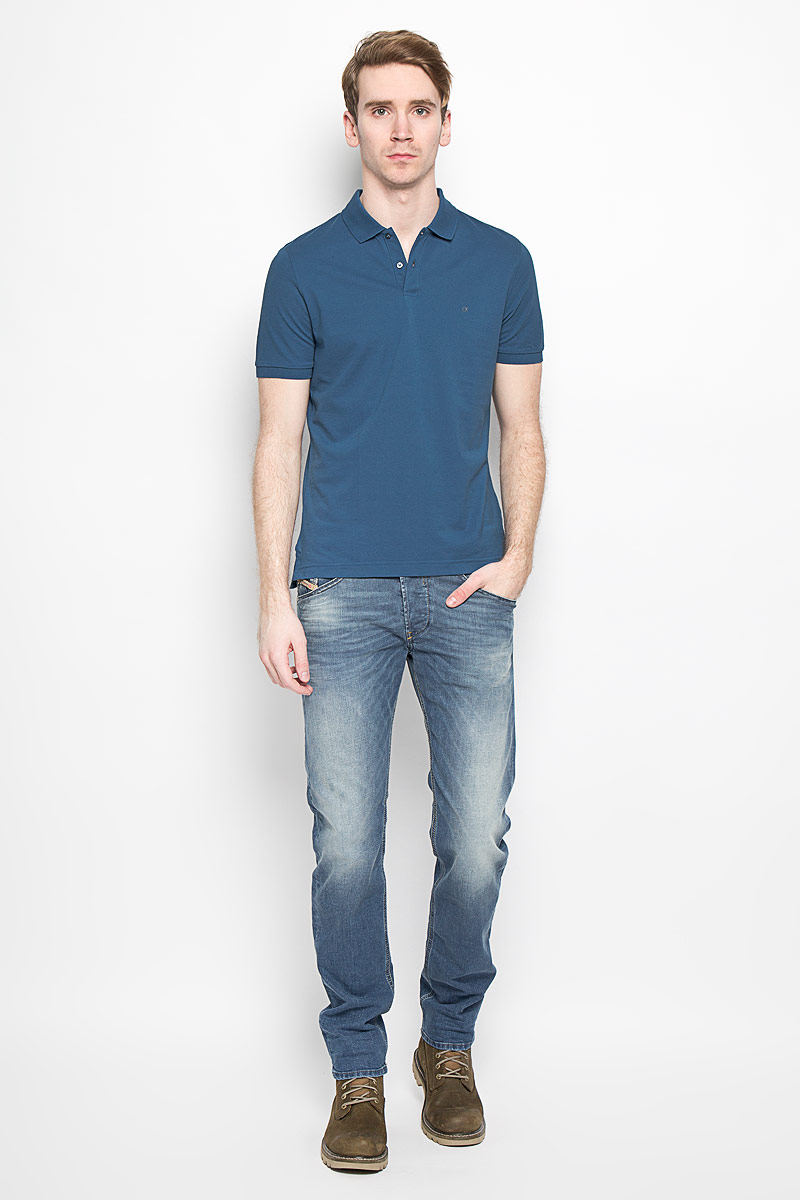 Поло мужское Calvin Klein Jeans, цвет: темно-синий. K3EK300054_4920. Размер L (50/52)K3EK300054_4920 Поло мужское Calvin Klein Jeans, цвет: темно-синий. K3EK300054_4920. Размер L (50/52)K3EK300054_4920Мужская футболка-поло Calvin Klein поможет создать отличный современный образ. Модель изготовлена из натурального хлопка, очень мягкая, тактильно приятная, не сковывает движения и хорошо пропускает воздух.Футболка-поло с отложным воротником и короткими рукавами застегивается сверху на две пуговицы. Воротник и края рукавов выполнены из трикотажной резинки. Спинка изделия слегка удлинена. По бокам предусмотрены небольшие разрезы. Футболка украшена вышитым логотипом бренда. Такая модель отлично подойдет для повседневной носки и подарит вам комфорт в течение всего дня!