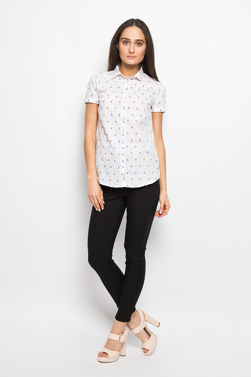 Рубашка женская Lee Cooper, цвет: белый, бежевый, темно-синий. W20009-0125. Размер L (50)W20009-0125 Рубашка женская Lee Cooper, цвет: белый, бежевый, темно-синий. W20009-0125. Размер L (50)W20009-0125Стильная женская рубашка Lee Cooper, выполненная из натурального хлопка, прекрасно подойдет для повседневной носки. Материал очень мягкий и приятный на ощупь, не сковывает движения и позволяет коже дышать.Рубашка слегка приталенного кроя с отложным воротником и короткими рукавами застегивается на пуговицы по всей длине. Рукава дополнены декоративными отворотами. Изделие оформлено принтом с изображением миниатюрных птичек по всей поверхности.Такая рубашка будет дарить вам комфорт в течение всего дня и станет модным дополнением к вашему гардеробу.