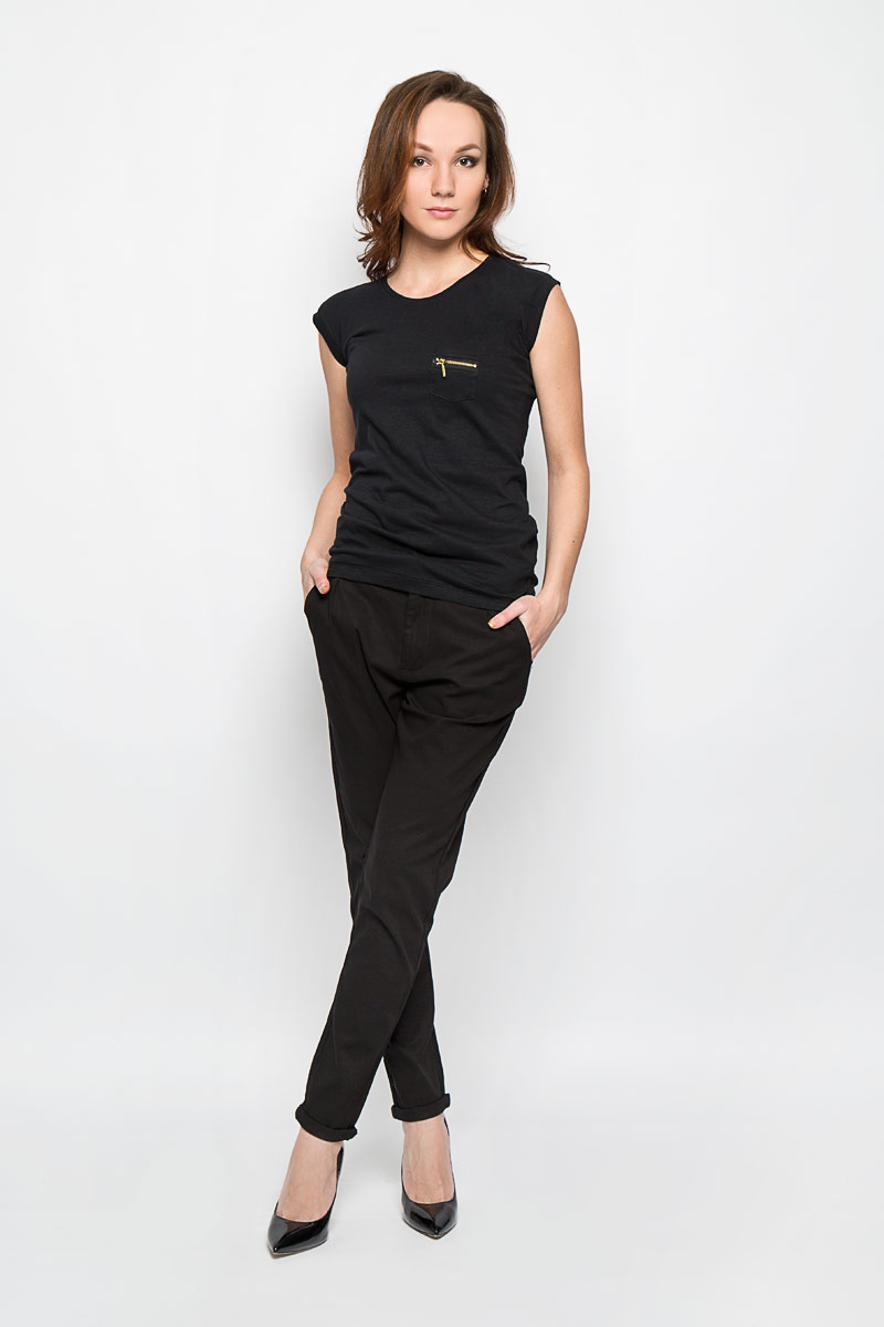 Брюки женские Moodo, цвет: черный. L-SP-2001 BLACK. Размер XS (42)L-SP-2001_BLACK Брюки женские Moodo, цвет: черный. L-SP-2001 BLACK. Размер XS (42)L-SP-2001_BLACKСтильные женские брюки Moodo выполнены из хлопка с добавлением эластана. Брюки зауженного кроя и завышенной посадки станут отличным дополнением к вашему образу. Застегиваются брюки на пуговицу и крючок на поясе, и ширинку на застежке-молнии. Изделие имеет шлевки для ремня.Спереди модель оформлена двумя втачными карманами, сзади - имитацией прорезных кармашков. Эти модные и в тоже время комфортные брюки послужат отличным дополнением к вашему гардеробу. В них вы всегда будете чувствовать себя уютно и комфортно.