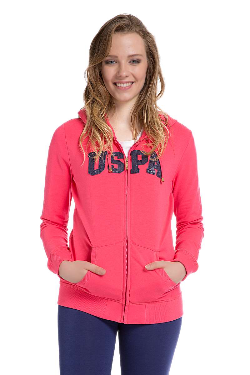 Толстовка женская U.S. Polo Assn., цвет: ярко-коралловый. G082SZ0820SW01_PB0012. Размер XS (40)G082SZ0820SW01_PB0012 Толстовка женская U.S. Polo Assn., цвет: ярко-коралловый. G082SZ0820SW01_PB0012. Размер XS (40)G082SZ0820SW01_PB0012Стильная женская толстовка U.S. Polo Assn. - воплощение комфорта. Толстовка выполнена из мягкого натурального хлопка с добавлением эластана. Модель с длинными рукавами и капюшоном застегивается на пластиковую застежку-молнию. Низ изделия и манжеты отделаны широкой трикотажной резинкой. Спереди модель оформлена принтом в виде надписей.Изделие дополнено двумя боковыми накладными карманами.