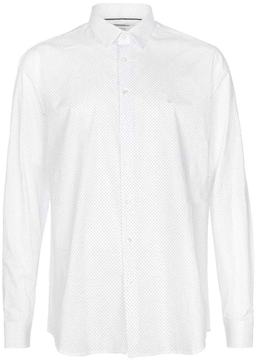 Рубашка мужская Calvin Klein Jeans, цвет: белый, синий. K3EK300255_4820. Размер 43 (54)3532445.00.12_6814 Рубашка мужская Calvin Klein Jeans, цвет: белый, синий. K3EK300255_4820. Размер 43 (54)3532445.00.12_6814Стильная мужская рубашка Calvin Klein станет прекрасным дополнением к вашему гардеробу. Она выполнена из хлопка с добавлением эластана, обладает высокой теплопроводностью, воздухопроницаемостью и гигроскопичностью, позволяет коже дышать, тем самым обеспечивая наибольший комфорт при носке даже жарким летом. Модель приталенного кроя с длинными рукавами и отложным воротником застегивается на пуговицы. Края рукавов дополнены манжетами на пуговицах. На груди рубашка декорирована небольшим вышитым логотипом бренда. Модель оформлена принтом в мелкий горох.Такая рубашка будет дарить вам комфорт и уверенность в течение всего дня.