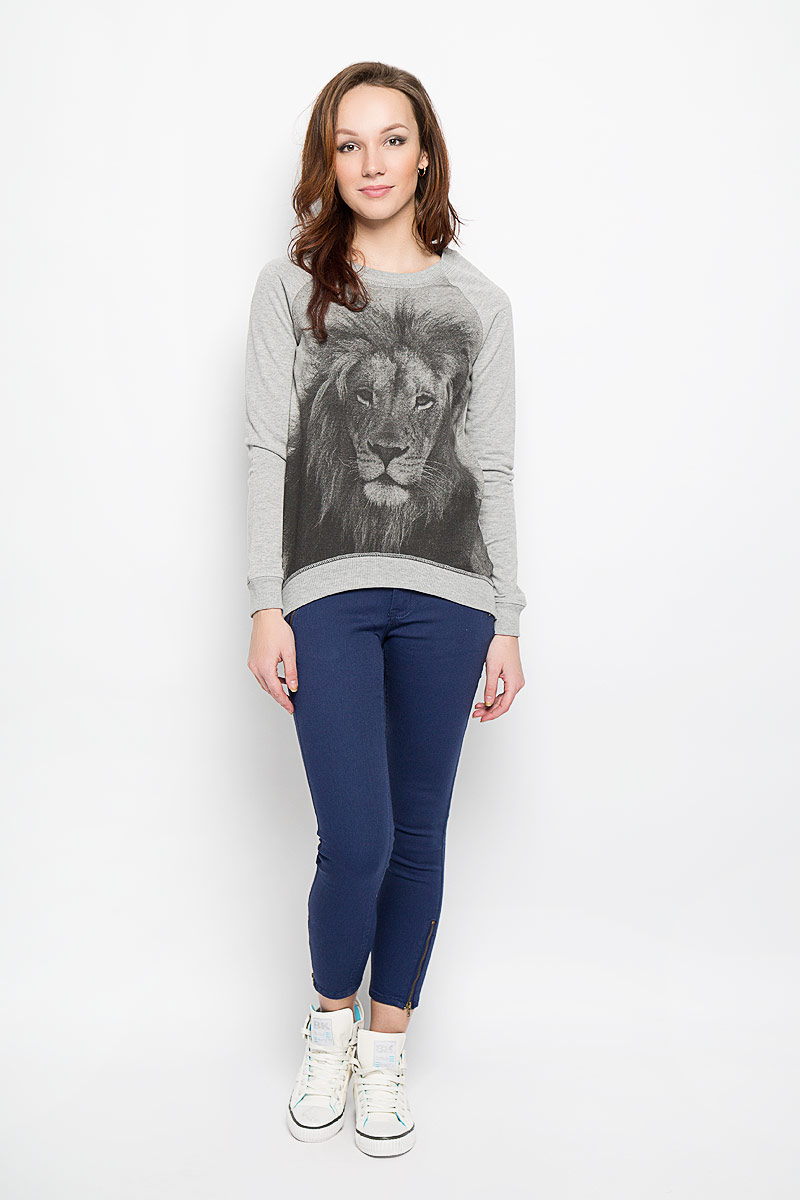 Свитшот женский Moodo, цвет: серый меланж. L-BL-2013 GREY MEL. Размер XS (42)L-BL-2013_GREY_MEL Свитшот женский Moodo, цвет: серый меланж. L-BL-2013 GREY MEL. Размер XS (42)L-BL-2013_GREY_MELСтильный женский свитшот Moodo выполненный из хлопка с добавлением полиэстера, будет отличным дополнением в вашем гардеробе. Модель прямого кроя с длинными рукавами-реглан и круглым вырезом горловины оформлена оригинальным принтом в виде изображения льва. Вырез горловины, манжеты и низ кофты выполнены вязкой резинка. Спинка немного удлинена. Классический покрой, лаконичный дизайн, безукоризненное качество. Идеальный вариант для тех, кто ценит комфорт и качество.
