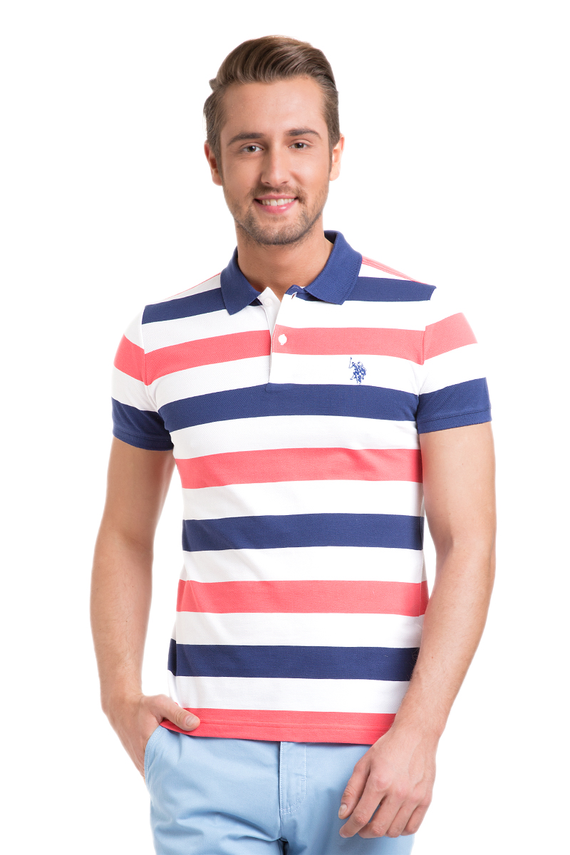 Поло мужское U.S. Polo Assn., цвет: коралловый, белый, темно-синий. G081GL0110PERU_KR0153. Размер L (50/52)G081GL0110PERU_KR0153 Поло мужское U.S. Polo Assn., цвет: коралловый, белый, темно-синий. G081GL0110PERU_KR0153. Размер L (50/52)G081GL0110PERU_KR0153Мужское поло U.S. Polo Assn. изготовлено из натурального хлопка. Модель с отложным воротником и короткими рукавами застегивается сверху на пуговицы. Воротник и края рукавов выполнены из трикотажной резинки. Изделие оформлено контрастными полосками, украшено вышитым логотипом бренда.