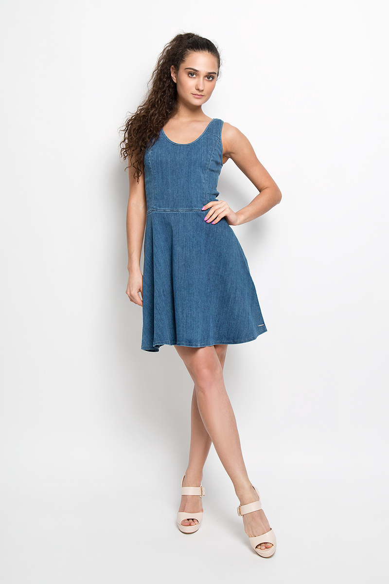 Сарафан Calvin Klein Jeans, цвет: синий. J2IJ204483_4210. Размер M (44/46)B236054_MILK Сарафан Calvin Klein Jeans, цвет: синий. J2IJ204483_4210. Размер M (44/46)B236054_MILKДжинсовый сарафан Calvin Klein Jeans поможет создать стильный образ. Изготовленный из эластичного хлопка, он тактильно приятный, не сковывает движений и хорошо пропускает воздух.Модель с круглым вырезом горловины и широкими бретелями застегивается по спинке на молнию. Изделие украшено небольшой металлической пластиной с названием бренда. Такой сарафан займет достойное место в вашем гардеробе, а также подарит вам комфорт в течение всего дня.
