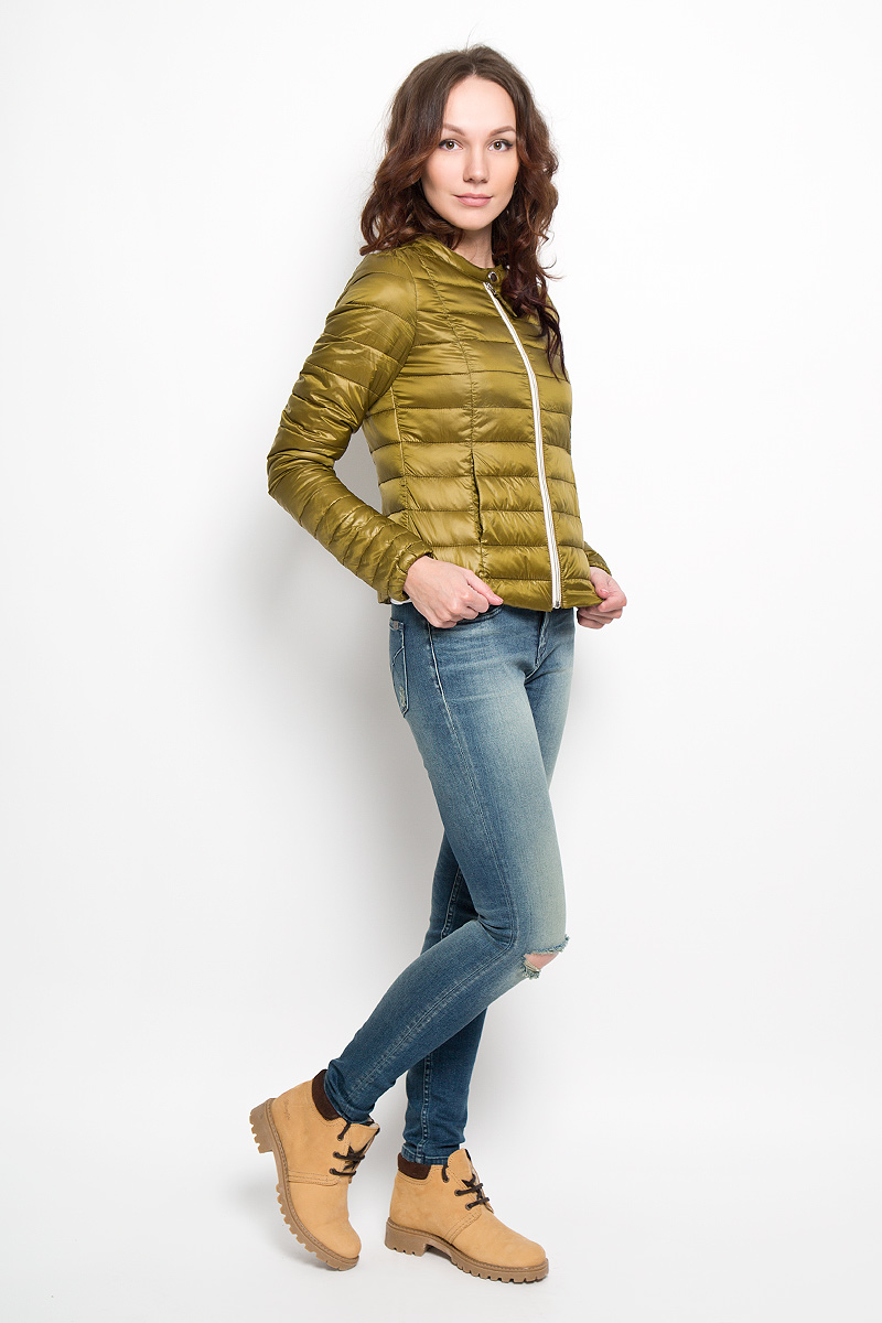 Куртка женская Tom Tailor Denim, цвет: зеленый. 3532566.01.71. Размер S (44)3532566.01.71 Куртка женская Tom Tailor Denim, цвет: зеленый. 3532566.01.71. Размер S (44)3532566.01.71Удобная женская куртка Tom Tailor согреет вас в прохладную погоду и позволит выделиться из толпы. Модель с длинными рукавами и круглым вырезом горловины выполнена из прочного полиэстера, застегивается на застежку-молнию и кнопку. Низ рукава изделия дополнен эластичной резинкой. Спереди куртка дополнена двумя втачными карманами. Сзади, в нижнем правом углу, расположена вышивка в виде логотипа бренда.Эта модная и в то же время комфортная куртка - отличный вариант для прогулок, она подчеркнет ваш изысканный вкус и поможет создать неповторимый образ.