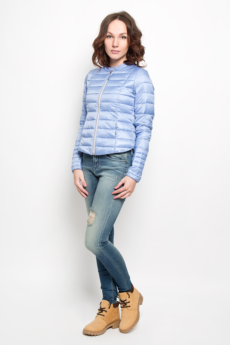 Куртка женская Tom Tailor Denim, цвет: голубой. 3532566.01.71. Размер XL (50)3532566.01.71 Куртка женская Tom Tailor Denim, цвет: голубой. 3532566.01.71. Размер XL (50)3532566.01.71Удобная женская куртка Tom Tailor согреет вас в прохладную погоду и позволит выделиться из толпы. Модель с длинными рукавами и круглым вырезом горловины выполнена из прочного полиэстера, застегивается на застежку-молнию и кнопку. Низ рукава изделия дополнен эластичной резинкой. Спереди куртка дополнена двумя втачными карманами. Сзади, в нижнем правом углу, расположена вышивка в виде логотипа бренда.Эта модная и в то же время комфортная куртка - отличный вариант для прогулок, она подчеркнет ваш изысканный вкус и поможет создать неповторимый образ.