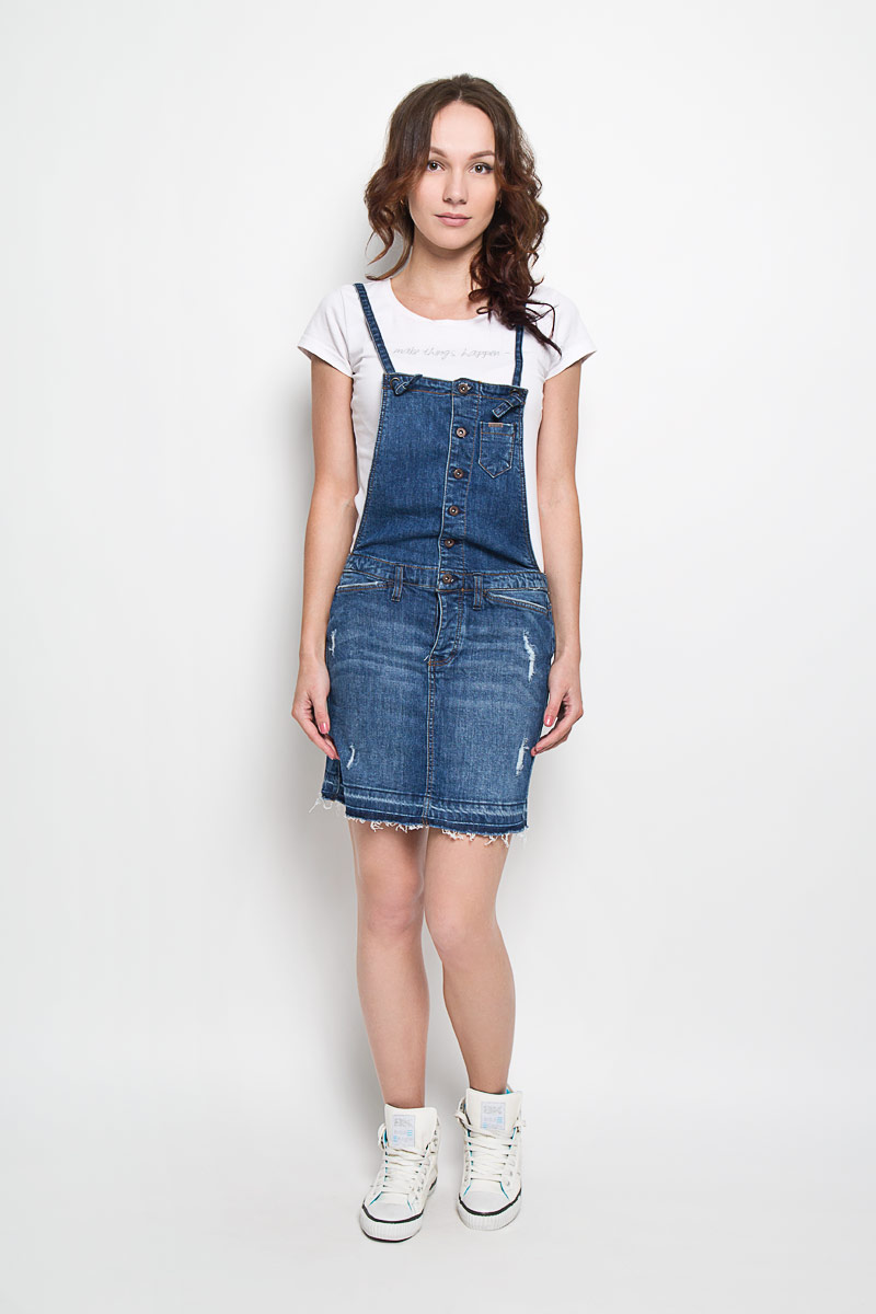 Комбинезон женский Tom Tailor Denim, цвет: синий. 5513168.00.71_1052. Размер XXS (40)5513168.00.71_1052 Комбинезон женский Tom Tailor Denim, цвет: синий. 5513168.00.71_1052. Размер XXS (40)5513168.00.71_1052Женский комбинезон Tom Tailor Denim станет стильным дополнением к вашему гардеробу. Он выполнен из хлопка с добавлением эластана, мягкий и приятный на ощупь, не сковывает движения и хорошо пропускает воздух, обеспечивая комфорт. Комбинезон с квадратным вырезом горловины застегивается спереди на пуговицы. На поясе располагаются шлевки для ремня. Спереди модель дополнена двумя прорезными карманами и одним небольшим накладным кармашком, а сзади двумя накладными карманами. Комбинезон оформлен потёртостями и рваным эффектом.Современный дизайн и расцветка делают этот комбинезон модным предметом женской одежды.Обладательница комбинезона всегда будет в центре внимания!