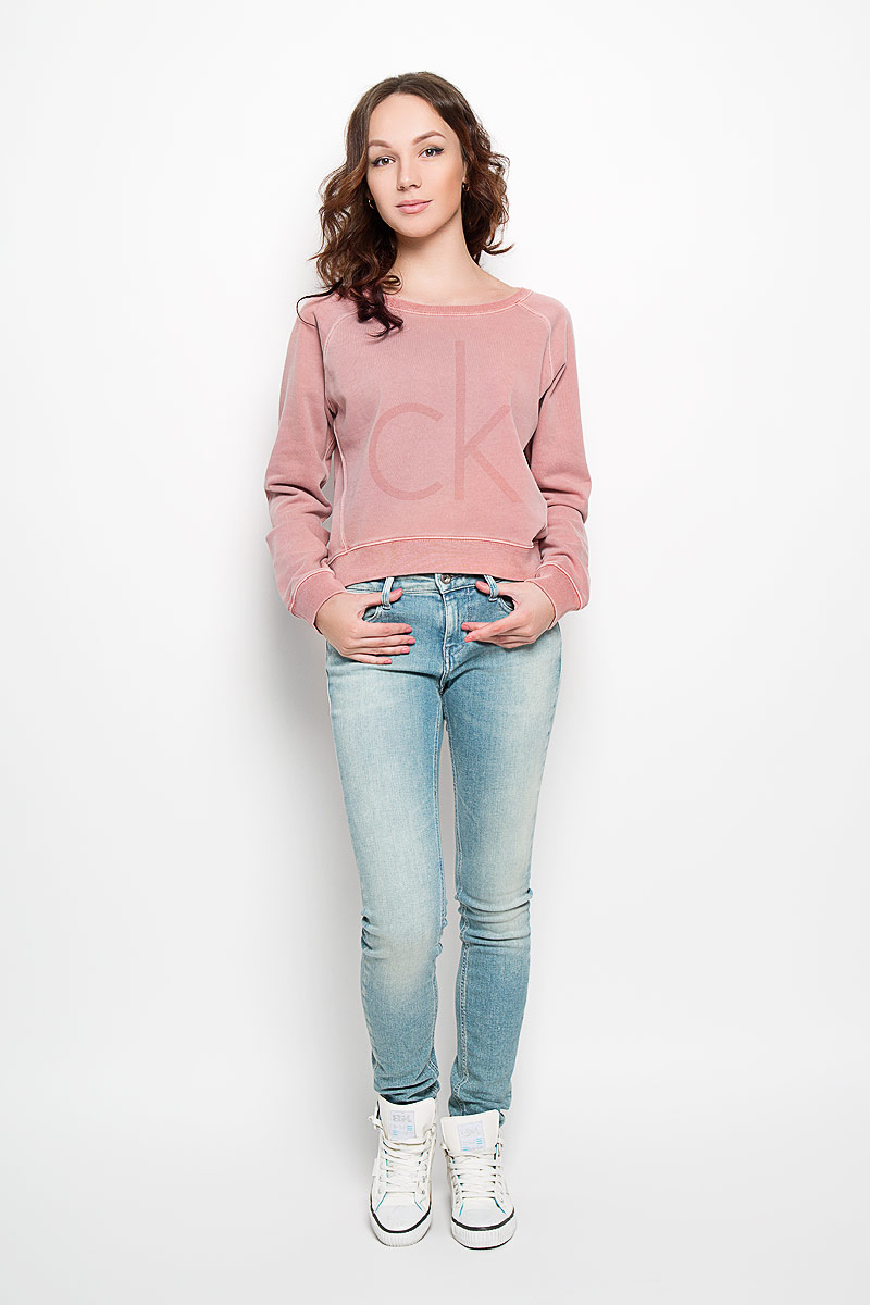 Джемпер женский Calvin Klein Jeans, цвет: темно-розовый. J2EJ204355_0490. Размер S (42)LD 008-01 Джемпер женский Calvin Klein Jeans, цвет: темно-розовый. J2EJ204355_0490. Размер S (42)LD 008-01Стильный женский джемпер от Calvin Klein, выполненный из высококачественного материала, будет отличным дополнением в вашем гардеробе. Модель прямого кроя с длинными рукавами-реглан и круглым вырезом горловины оформлена оригинальным принтом и небольшой металлической нашивкой с названием бренда. Вырез горловины, манжеты и низ кофты выполнены вязкой резинка. Спинка немного удлинена. Классический покрой, лаконичный дизайн, безукоризненное качество. Идеальный вариант для тех, кто ценит комфорт и качество.
