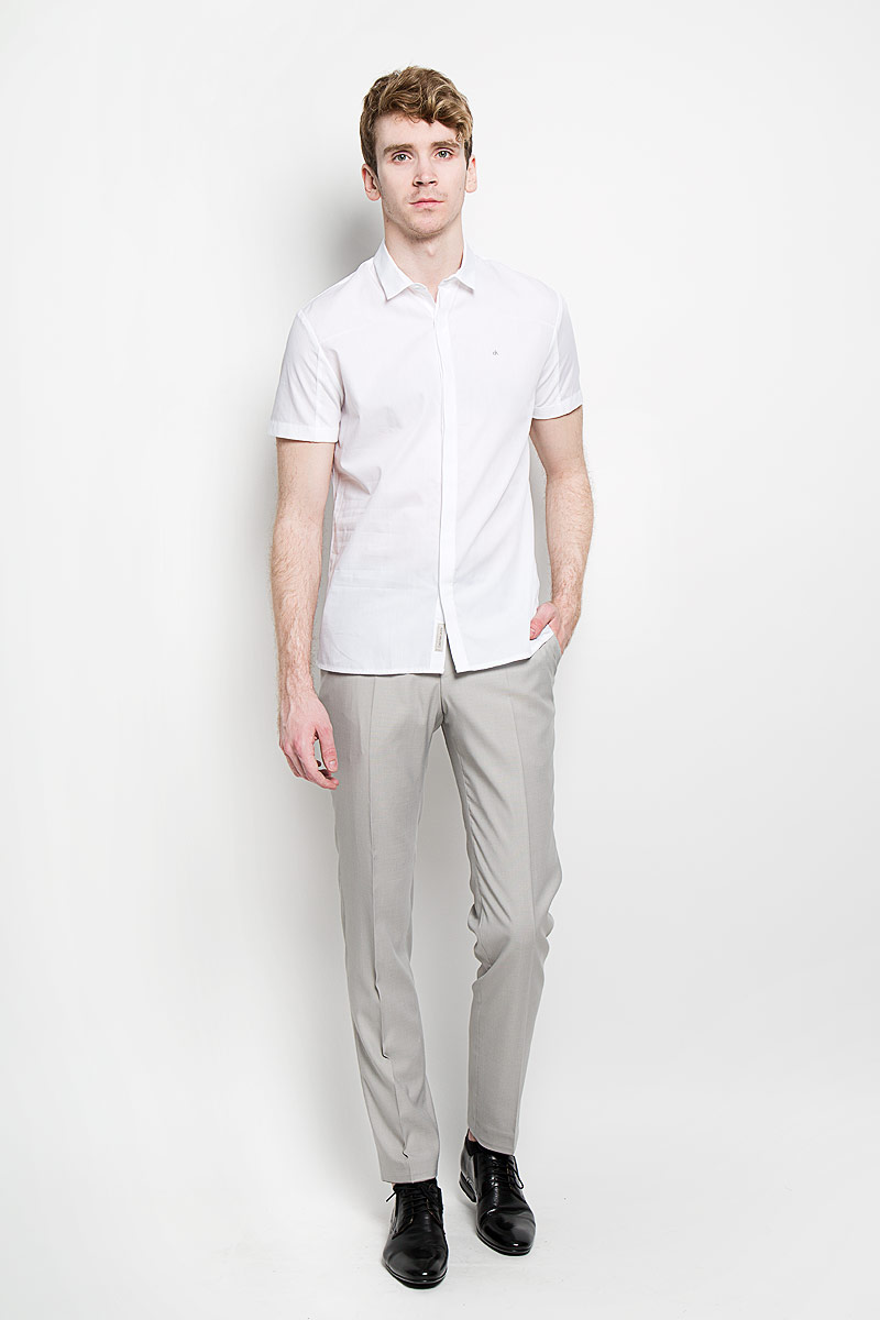 Рубашка мужская Calvin Klein Jeans, цвет: белый. J3IJ303704_1120. Размер L (48/50)SW 88-01 Рубашка мужская Calvin Klein Jeans, цвет: белый. J3IJ303704_1120. Размер L (48/50)SW 88-01Стильная мужская рубашка Calvin Klein Jeans, изготовленная из высококачественного хлопка, необычайно мягкая и приятная на ощупь, не сковывает движения и позволяет коже дышать, обеспечивая наибольший комфорт.Модная рубашка приталенного кроя с отложным воротником и короткими рукавами застегивается на металлические пуговицы по всей длине изделия, которые скрыты планкой. Спинка модели выполнена из трикотажного материала. На рукавах также имеются трикотажные вставки. Рубашка оформлена фирменной вышивкой на груди слева. Эта рубашка идеально подойдет для повседневного гардероба.Такая модель порадует настоящих ценителей комфорта и практичности!