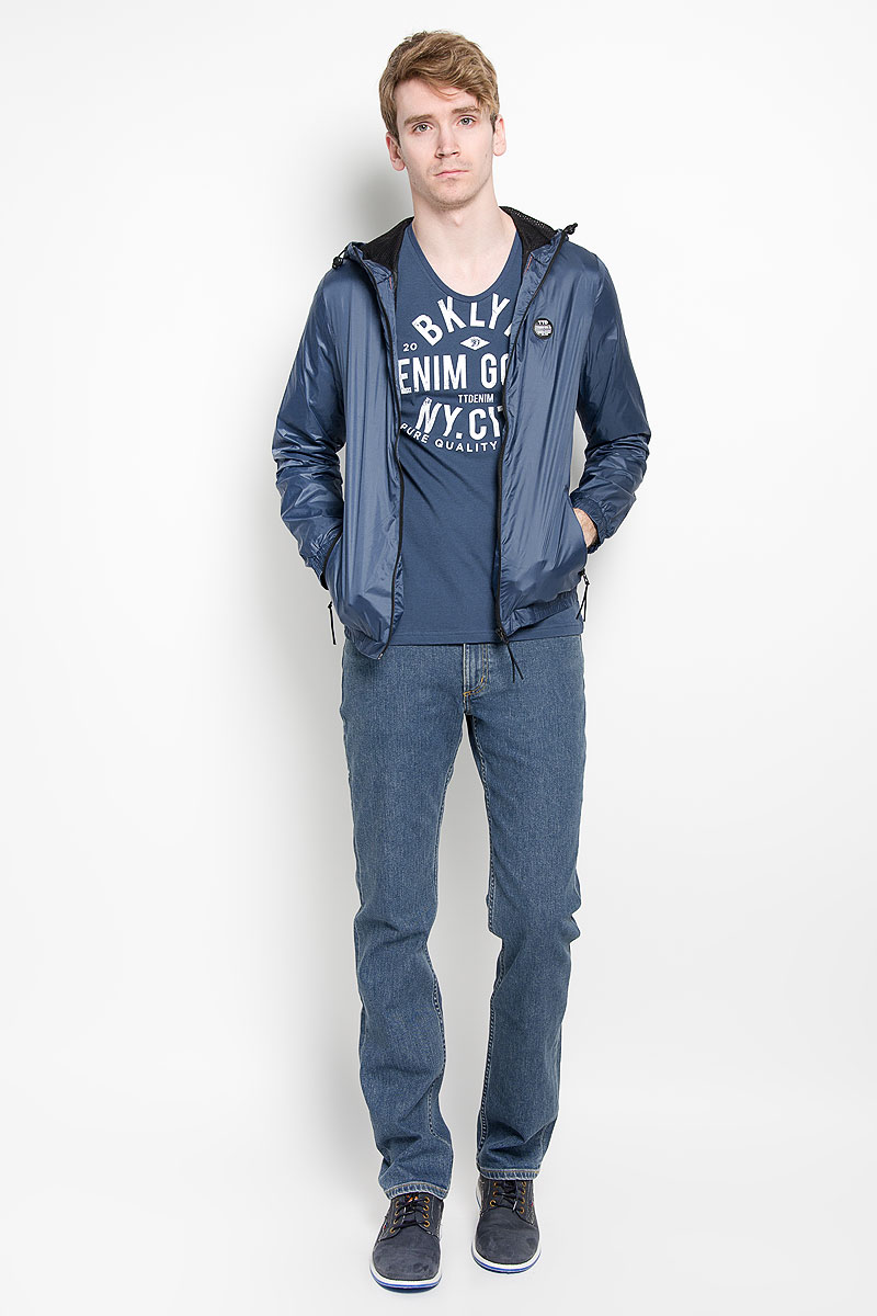 Ветровка мужская Tom Tailor Denim, цвет: темно-синий. 3532438.00.12_6748. Размер M (48)3532438.00.12_6748 Ветровка мужская Tom Tailor Denim, цвет: темно-синий. 3532438.00.12_6748. Размер M (48)3532438.00.12_6748Легкая мужская ветровка Tom Tailor Denim отлично подойдет для активного отдыха и туризма. Модель изготовлена из высококачественного полиамида. Подкладка изделия выполнена из полиэстера.Ветровка с несъемным капюшоном застегивается на молнию. На капюшоне предусмотрена утяжка в виде резинки со стопперами. Низ рукавов и низ изделия стянуты резинками. Спереди ветровки находятся два прорезных кармана на молниях. Внутри имеется прорезной карман на липучке. На груди изделие оформлено прорезиненной фирменной нашивкой.В сложенном виде модель не занимает много места, что делает ее незаменимой вещью в путешествии. В такой ветровке вы всегда будете чувствовать себя уютно и комфортно.