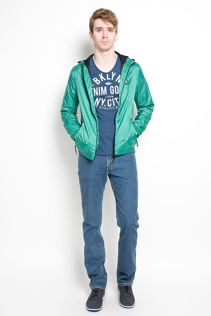 Ветровка мужская Tom Tailor Denim, цвет: зеленый. 3532438.00.12_7550. Размер M (48)3532438.00.12_7550 Ветровка мужская Tom Tailor Denim, цвет: зеленый. 3532438.00.12_7550. Размер M (48)3532438.00.12_7550Легкая мужская ветровка Tom Tailor Denim отлично подойдет для активного отдыха и туризма. Модель изготовлена из высококачественного полиамида. Подкладка изделия выполнена из полиэстера.Ветровка с несъемным капюшоном застегивается на молнию. На капюшоне предусмотрена утяжка в виде резинки со стопперами. Низ рукавов и низ изделия стянуты резинками. Спереди ветровки находятся два прорезных кармана на молниях. Внутри имеется прорезной карман на липучке. На груди изделие оформлено прорезиненной фирменной нашивкой.В сложенном виде модель не занимает много места, что делает ее незаменимой вещью в путешествии. В такой ветровке вы всегда будете чувствовать себя уютно и комфортно.