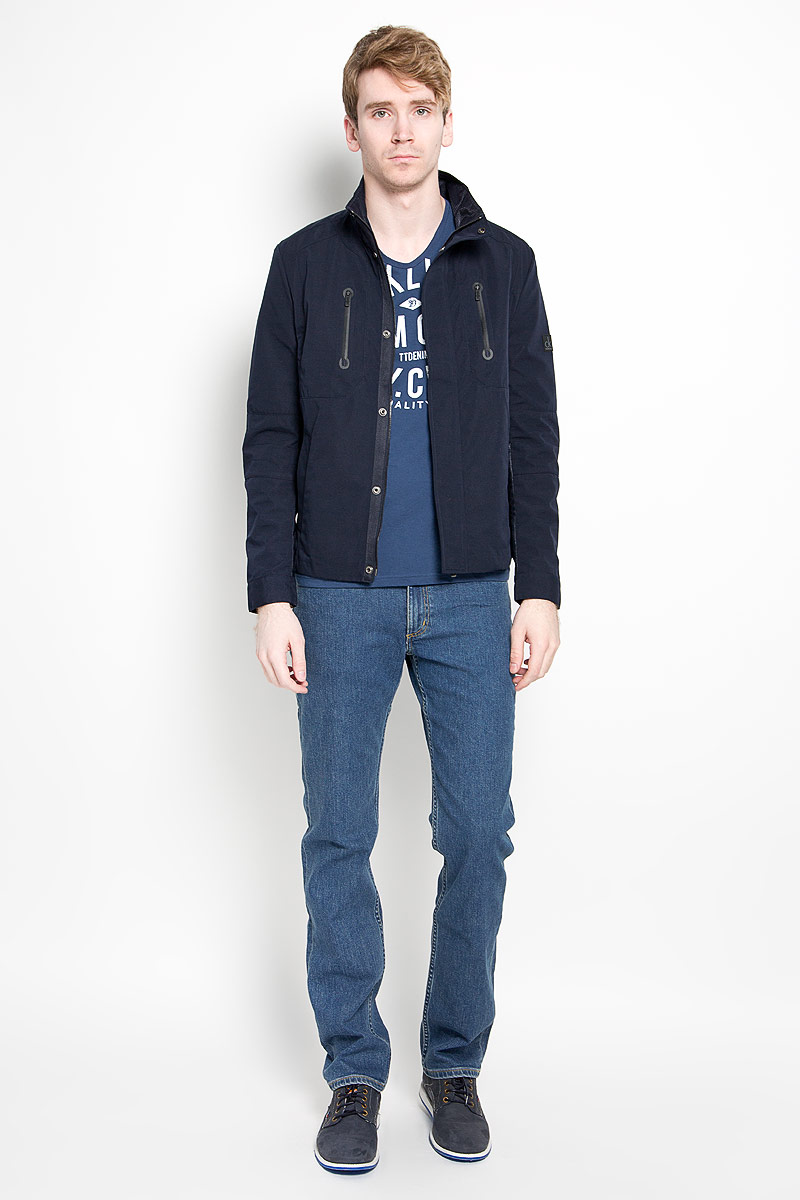 Куртка мужская Calvin Klein Jeans, цвет: темно-синий. J3EJ303375_4020. Размер L (50/52)88002-01 Куртка мужская Calvin Klein Jeans, цвет: темно-синий. J3EJ303375_4020. Размер L (50/52)88002-01Стильная мужская куртка Calvin Klein Jeans, рассчитанная на прохладную погоду, поможет вам почувствовать себя максимально комфортно. Модель изготовлена из высококачественного полиэстера. Подкладка изделия выполнена из полиэстера с добавлением хлопка.Модель с воротником-стойкой застегивается по всей длине на молнию и дополнительно клапаном на кнопках. Манжеты рукавов застегиваются на кнопки. Модель дополнена двумя прорезными карманами на молниях на груди, а также двумя карманами по бокам. На левом рукаве изделие декорировано прорезиненной нашивкой с логотипом бренда. Рукава и спинка декорированы вставками, выполненными из материала подкладки модели. Модная фактура ткани, отличное качество и великолепный дизайн делают эту куртку достойным атрибутом вашего гардероба.