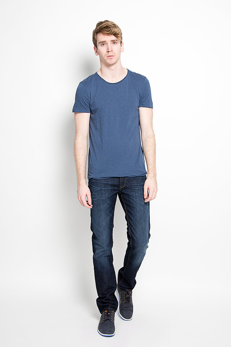 Футболка мужская Tom Tailor Denim, цвет: темно-синий. 1034723.00.12_6748. Размер M (48)1034723.00.12_6748 Футболка мужская Tom Tailor Denim, цвет: темно-синий. 1034723.00.12_6748. Размер M (48)1034723.00.12_6748Стильная мужская футболка Tom Tailor Denim, изготовленная из натурального хлопка и модала, прекрасно подойдет для повседневной носки. Материал очень мягкий и приятный на ощупь, не сковывает движения и позволяет коже дышать. Модель с короткими рукавами и круглым вырезом горловины оформлена эффектом необработанного края. Спереди модель дополнена небольшой брендовой нашивкой. Такая модель будет дарить вам комфорт в течение всего дня и станет стильным дополнением к вашему гардеробу.