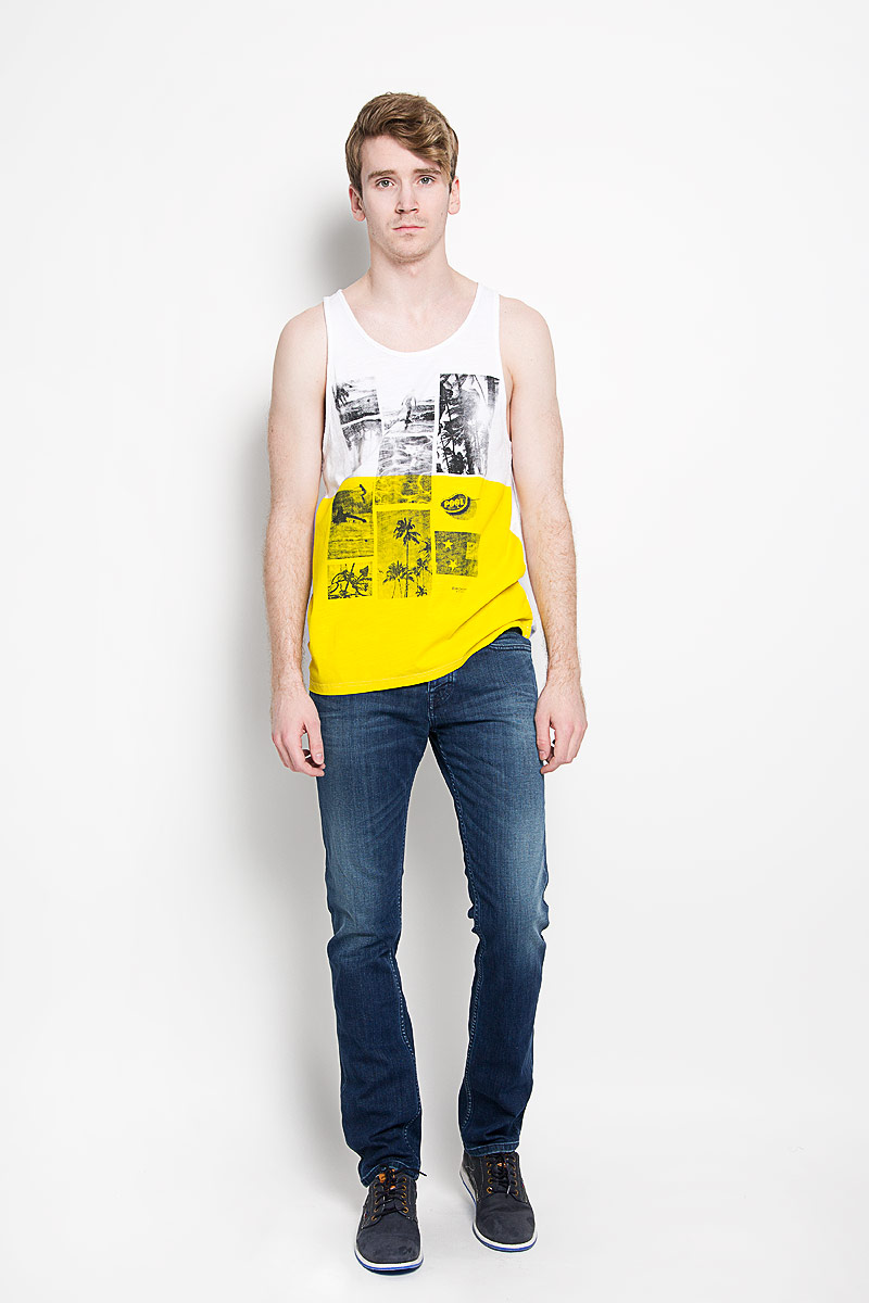 Брюки мужские Calvin Klein Jeans, цвет: темно-синий. J3IJ304011_9814. Размер 34 (54)93032-03 Брюки мужские Calvin Klein Jeans, цвет: темно-синий. J3IJ304011_9814. Размер 34 (54)93032-03Стильные мужские джинсы Calvin Klein Jeans - джинсы высочайшего качества на каждый день, которые прекрасно сидят. Модель слегка зауженного к низу кроя и средней посадки изготовлена из высококачественного материала. Застегиваются джинсы на пуговицу в поясе и ширинку на пуговицах, имеются шлевки для ремня. Спереди модель оформлена двумя втачными карманами и одним небольшим секретным кармашком, а сзади - двумя накладными карманами. Джинсы оформлены потертым эффектом.Эти модные и в тоже время комфортные джинсы послужат отличным дополнением к вашему гардеробу. В них вы всегда будете чувствовать себя уютно и комфортно.
