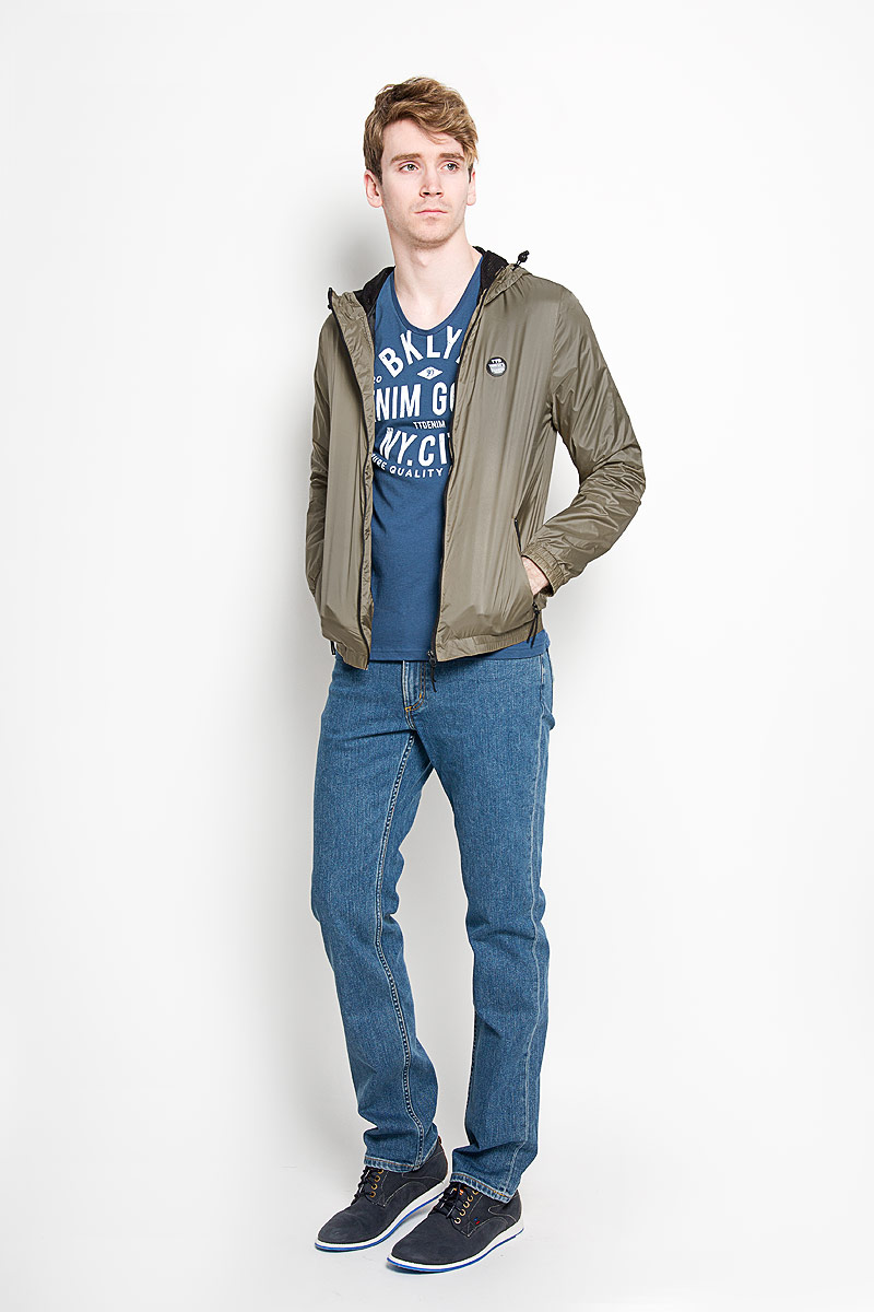Ветровка мужская Tom Tailor Denim, цвет: оливковый. 3532438.00.12_8206. Размер M (48)3532438.00.12_8206 Ветровка мужская Tom Tailor Denim, цвет: оливковый. 3532438.00.12_8206. Размер M (48)3532438.00.12_8206Легкая мужская ветровка Tom Tailor Denim отлично подойдет для активного отдыха и туризма. Модель изготовлена из высококачественного полиамида. Подкладка изделия выполнена из полиэстера.Ветровка с несъемным капюшоном застегивается на молнию. На капюшоне предусмотрена утяжка в виде резинки со стопперами. Низ рукавов и низ изделия стянуты резинками. Спереди ветровки находятся два прорезных кармана на молниях. Внутри имеется прорезной карман на липучке. На груди изделие оформлено прорезиненной фирменной нашивкой.В сложенном виде модель не занимает много места, что делает ее незаменимой вещью в путешествии. В такой ветровке вы всегда будете чувствовать себя уютно и комфортно.