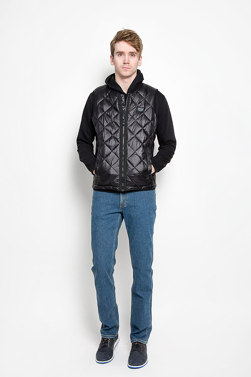 Жилет мужской Tom Tailor Denim, цвет: черный. 3532433.00.12. Размер XXL (54)3532433.00.12 Жилет мужской Tom Tailor Denim, цвет: черный. 3532433.00.12. Размер XXL (54)3532433.00.12Стильный мужской жилет Finn Flare - отличное дополнение любого наряда и превосходный вариант для прохладной погоды. Модель без рукавов, с V-образным вырезом горловины украсит ваш образ и сделает его неповторимым. Жилет застегивается на молнию спереди, дополнен двумя втачными карманами на кнопках и одним внутренним втачным карманом на кнопке. Изделие оформлено оригинальным стеганым узором. Жилет имеет подкладку из синтепона, благодаря чему великолепно сохраняет тепло. Горловина жилета дополнена трикотажной резинкой.Этот удобный и эффектный жилет, несомненно, впишется в ваш гардероб, в нем вы будете чувствовать себя уютно и комфортно. Он подойдет как для прогулок, так и для спортивных занятий.