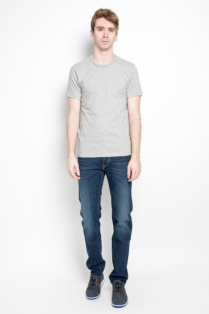 Футболка мужская Calvin Klein Jeans, цвет: серый. U8506A_080. Размер L (50/52)JJT-151-21004 Футболка мужская Calvin Klein Jeans, цвет: серый. U8506A_080. Размер L (50/52)JJT-151-21004Стильная мужская футболка Calvin Klein, выполненная из высококачественного 100% хлопка, обладает высокой воздухопроницаемостью и гигроскопичностью, позволяет коже дышать. Такая футболка великолепно подойдет как для повседневной носки, так и для спортивных занятий.Модель с короткими рукавами и круглым вырезом горловины станет идеальным вариантом для создания модного современного образа. Вырез горловины дополнен трикотажной эластичной резинкой. Спереди изделие оформлено небольшой нашивкой с названием бренда.Такая модель подарит вам комфорт в течение всего дня и послужит замечательным дополнением к вашему гардеробу.