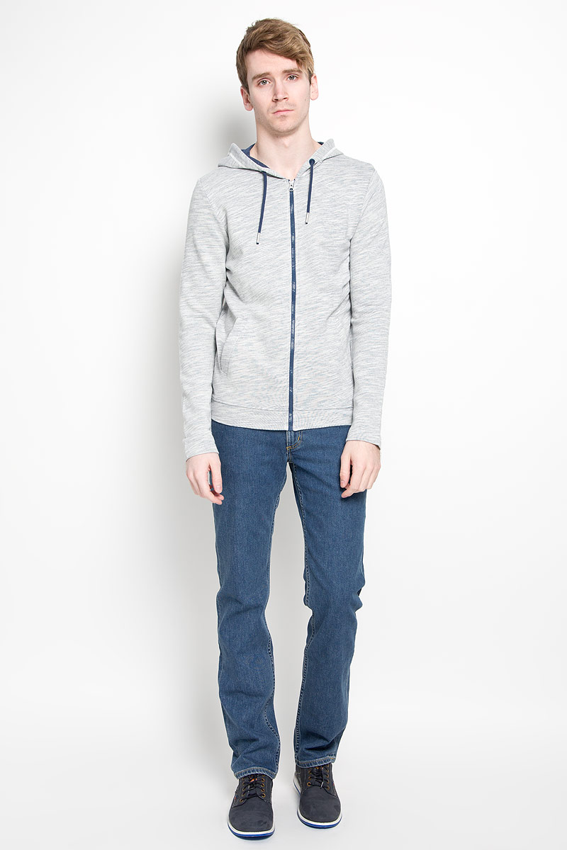 Толстовка мужская Tom Tailor Denim, цвет: серый, синий. 2530174.00.12_6748. Размер M (48)2530174.00.12_6748 Толстовка мужская Tom Tailor Denim, цвет: серый, синий. 2530174.00.12_6748. Размер M (48)2530174.00.12_6748Стильная мужская толстовка Tom Tailor Denim, изготовленная из 100% хлопка, мягкая и приятная на ощупь, обладает хорошей гигроскопичностью и позволяет коже дышать. Модель с капюшоном и длинными рукавами застегивается на молнию. Объем капюшона регулируется при помощи затягивающегося шнурка. Толстовка дополнена двумя боковыми прорезными карманами. В нижней части изделие оформлено вышитым логотипом бренда. Толстовка Tom Tailor Denim - это настоящее воплощение комфорта. Она послужит отличным дополнением к вашему гардеробу. В ней вы будете чувствовать себя уютно и уверенно.