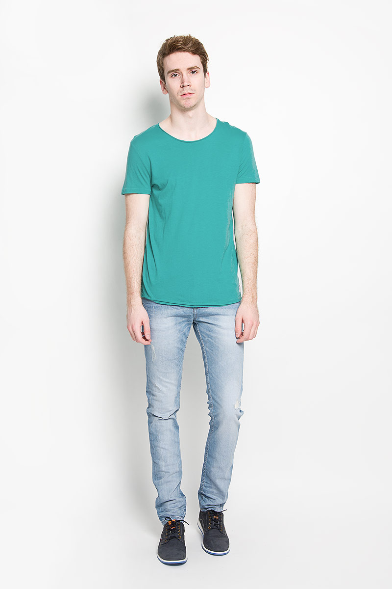 Футболка мужская Tom Tailor Denim, цвет: зеленый. 1034723.00.12_7653. Размер M (48)1034723.00.12_7653 Футболка мужская Tom Tailor Denim, цвет: зеленый. 1034723.00.12_7653. Размер M (48)1034723.00.12_7653Стильная мужская футболка Tom Tailor Denim, изготовленная из натурального хлопка и модала, прекрасно подойдет для повседневной носки. Материал очень мягкий и приятный на ощупь, не сковывает движения и позволяет коже дышать. Модель с короткими рукавами и круглым вырезом горловины оформлена эффектом необработанного края. Спереди модель дополнена небольшой брендовой нашивкой. Такая модель будет дарить вам комфорт в течение всего дня и станет стильным дополнением к вашему гардеробу.