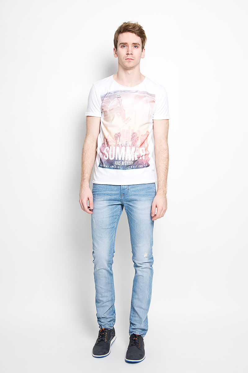 Футболка мужская Tom Tailor Denim, цвет: белый. 1034733.00.12_2000. Размер XL (52)1034733.00.12_2000 Футболка мужская Tom Tailor Denim, цвет: белый. 1034733.00.12_2000. Размер XL (52)1034733.00.12_2000Стильная мужская футболка Tom Tailor Denim, изготовленная из натурального хлопка, прекрасно подойдет для повседневной носки. Материал очень мягкий и приятный на ощупь, не сковывает движения и позволяет коже дышать. Модель с короткими рукавами и круглым вырезом горловины оформлена эффектом необработанного края, оригинальным принтом спереди и надписями на английском языке. Такая модель будет дарить вам комфорт в течение всего дня и станет стильным дополнением к вашему гардеробу.
