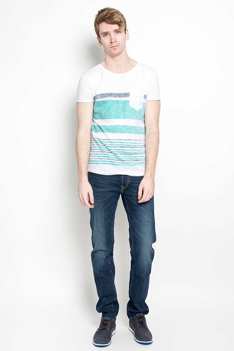 Футболка мужская Tom Tailor Denim, цвет: белый, серый, зеленый. 1034724.01.12_7653. Размер XL (52)1034724.01.12_7653 Футболка мужская Tom Tailor Denim, цвет: белый, серый, зеленый. 1034724.01.12_7653. Размер XL (52)1034724.01.12_7653Стильная мужская футболка Tom Tailor Denim, выполненная из высококачественного 100% хлопка, обладает высокой воздухопроницаемостью и гигроскопичностью, позволяет коже дышать. Такая футболка великолепно подойдет как для повседневной носки, так и для спортивных занятий.Модель с короткими рукавами и круглым вырезом горловины станет идеальным вариантом для создания модного современного образа. На груди изделие дополнено накладным карманом.Такая модель подарит вам комфорт в течение всего дня и послужит замечательным дополнением к вашему гардеробу.