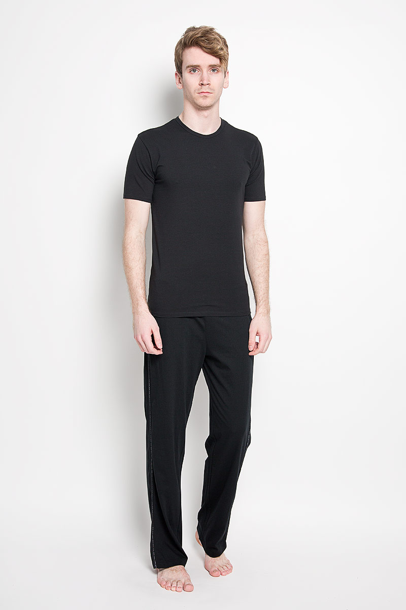 Футболка мужская Calvin Klein Jeans, цвет: черный. U8506A_001. Размер S (46)U8506A_001 Футболка мужская Calvin Klein Jeans, цвет: черный. U8506A_001. Размер S (46)U8506A_001Стильная мужская футболка Calvin Klein, выполненная из высококачественного 100% хлопка, обладает высокой воздухопроницаемостью и гигроскопичностью, позволяет коже дышать. Такая футболка великолепно подойдет как для повседневной носки, так и для спортивных занятий.Модель с короткими рукавами и круглым вырезом горловины станет идеальным вариантом для создания модного современного образа. Вырез горловины дополнен трикотажной эластичной резинкой. Спереди изделие оформлено небольшой нашивкой с названием бренда.Такая модель подарит вам комфорт в течение всего дня и послужит замечательным дополнением к вашему гардеробу.