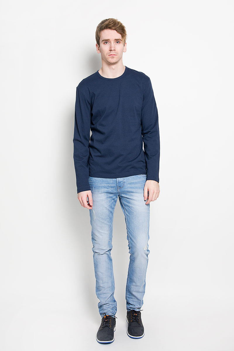 Лонгслив мужской Calvin Klein Jeans, цвет: темно-синий. U8499A_8SB. Размер XL (54)U8499A_8SB Лонгслив мужской Calvin Klein Jeans, цвет: темно-синий. U8499A_8SB. Размер XL (54)U8499A_8SBСтильный мужской лонгслив Calvin Klein, выполненный из 100% хлопка, обладает высокой воздухопроницаемостью и гигроскопичностью, позволяет коже дышать. Модель прямого кроя с длинными рукавами и круглым вырезом горловины спереди оформлена нашивкой с названием бренда. Модный лонгслив станет идеальным вариантом для создания эффектного образа.