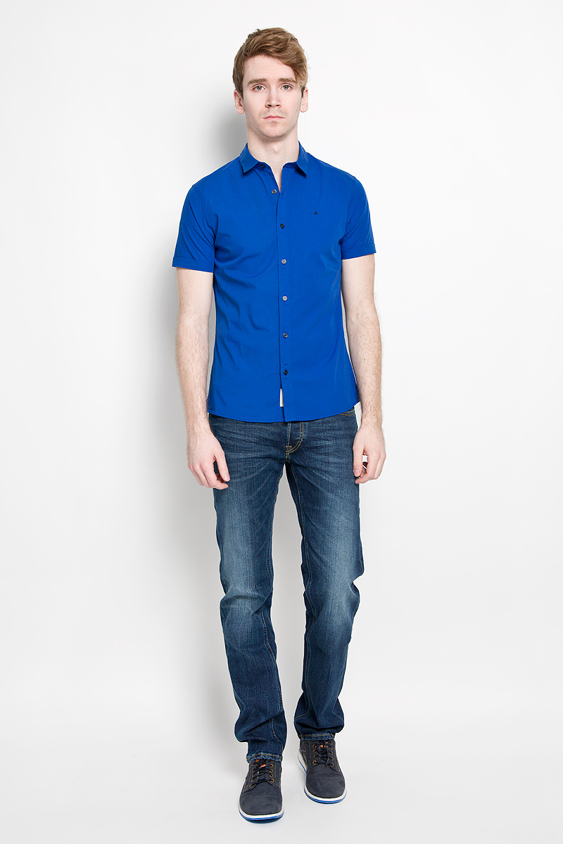Рубашка мужская Calvin Klein Jeans, цвет: синий. J3EJ303467_0840. Размер M (46/48)65160092/65160073 Рубашка мужская Calvin Klein Jeans, цвет: синий. J3EJ303467_0840. Размер M (46/48)65160092/65160073Стильная мужская рубашка Calvin Klein, выполненная из эластичного хлопка, подчеркнет ваш уникальный стиль и поможет создать оригинальный образ. Такой материал великолепно пропускает воздух, обеспечивая необходимую вентиляцию, а также обладает высокой гигроскопичностью. Рубашка с короткими рукавами и отложным воротником застегивается на пуговицы спереди. Рукава модели дополнены декоративными отворотами. Классическая рубашка - превосходный вариант для базового мужского гардероба и отличное решение на каждый день.Такая рубашка будет дарить вам комфорт в течение всего дня и послужит замечательным дополнением к вашему гардеробу.