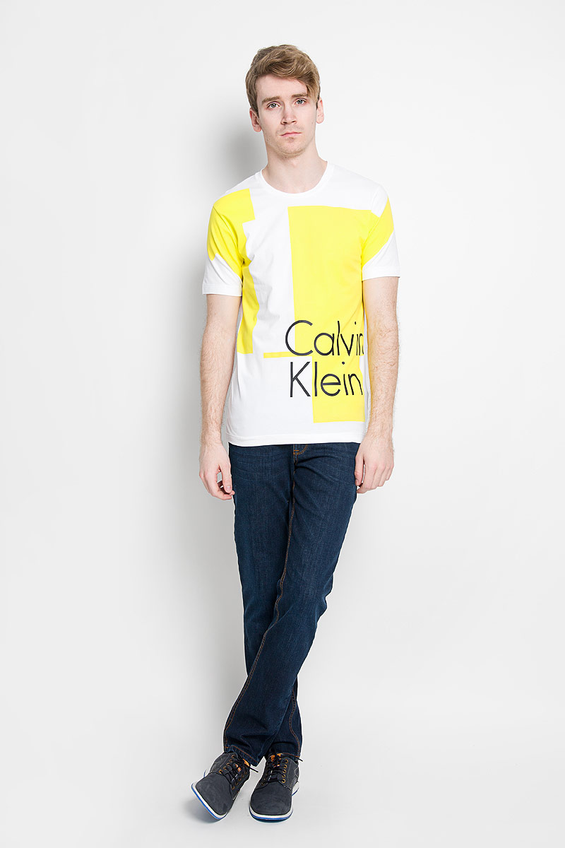 Футболка мужская Calvin Klein Jeans, цвет: белый, желтый, черный. J3IJ303638_1120. Размер M (46/48)93032-01 Футболка мужская Calvin Klein Jeans, цвет: белый, желтый, черный. J3IJ303638_1120. Размер M (46/48)93032-01Стильная мужская футболка Calvin Klein Jeans, выполненная из высококачественного эластичного хлопка, обладает высокой теплопроводностью, воздухопроницаемостью и гигроскопичностью, позволяет коже дышать.Модель с круглым вырезом горловины и короткими рукавами, оформлена оригинальным принтом с надписью Calvin Klein.Такая модель будет дарить вам комфорт в течение всего дня и послужит замечательным дополнением к вашему гардеробу.