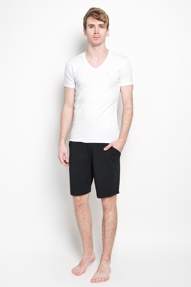 Футболка мужская Calvin Klein Underwear, цвет: белый. U8322A_100. Размер L (50/52)93032-01 Футболка мужская Calvin Klein Underwear, цвет: белый. U8322A_100. Размер L (50/52)93032-01Мужская футболка Calvin Klein, изготовленная из эластичного хлопка, прекрасно подойдет для повседневной носки. Материал очень мягкий и приятный на ощупь, не сковывает движения и позволяет коже дышать. Модель с короткими рукавами и V-образным вырезом горловины станет идеальным вариантом для повседневной носки. Такая модель будет дарить вам комфорт в течение всего дня и станет отличным дополнением к вашему гардеробу.