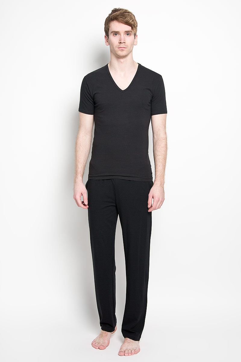Футболка мужская Calvin Klein Jeans, цвет: черный, 2 шт. U8511A_001. Размер S (46)65160044 Футболка мужская Calvin Klein Jeans, цвет: черный, 2 шт. U8511A_001. Размер S (46)65160044Мужская футболка Calvin Klein, изготовленная из эластичного хлопка, прекрасно подойдет для повседневной носки. Материал очень мягкий и приятный на ощупь, не сковывает движения и позволяет коже дышать. Модель с короткими рукавами и V-образным вырезом горловины оформлена нашивкой с логотипом бренда. Такая модель будет дарить вам комфорт в течение всего дня и станет отличным дополнением к вашему гардеробу.В комплекте 2 однотонные футболки.