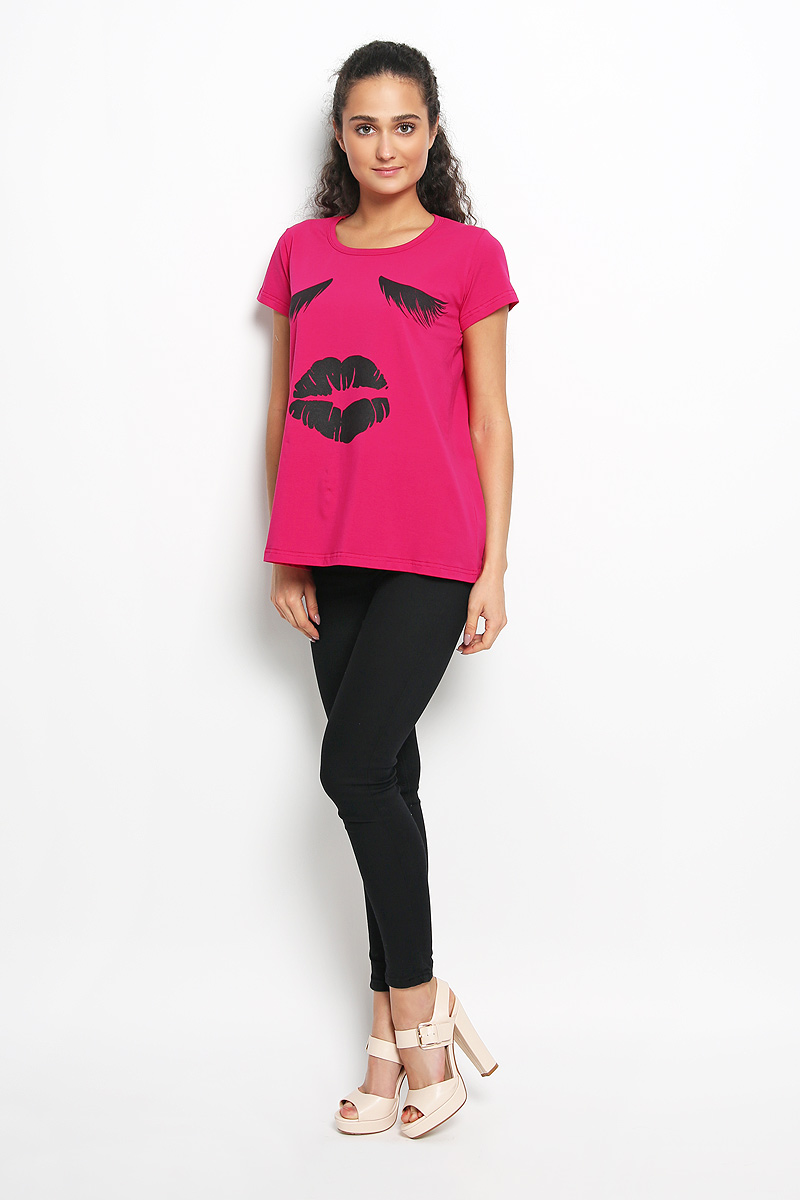 Футболка женская Rocawear, цвет: малиновый. R011635. Размер S (44)R011635 Футболка женская Rocawear, цвет: малиновый. R011635. Размер S (44)R011635Женская футболка Rocawear, выполненная из эластичного хлопка, поможет создать отличный современный образ. Материал очень мягкий и приятный на ощупь, не сковывает движения и хорошо вентилируется. Футболка с круглым вырезом горловины и короткими рукавами имеет свободный крой. Вырез горловины дополнен мягкой бейкой. Оформлена модель оригинальным принтом.Стильный дизайн и высокое качество исполнения принесут удовольствие от покупки и подарят отличное настроение!