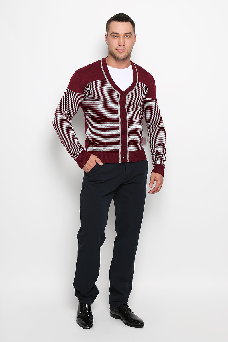 Кардиган мужской Rocawear, цвет: бордовый, белый. R0315S03. Размер L (50)R0315S03 Кардиган мужской Rocawear, цвет: бордовый, белый. R0315S03. Размер L (50)R0315S03Стильный мужской кардиган Rocawear выполнен из высококачественного натурального акрила, благодаря чему великолепно сохраняет тепло, позволяет коже дышать и обладает высокой износостойкостью и эластичностью. Модель с длинными рукавами и V-образным вырезом горловины согреет вас в прохладные дни. Кардиган застегивается на пуговицы, манжеты рукавов, низ и вырез горловины связаны резинкой. Теплый вязаный кардиган - идеальный вариант для создания уникального образа. Такая модель будет дарить вам комфорт в течение всего дня и послужит замечательным дополнением к вашему гардеробу.
