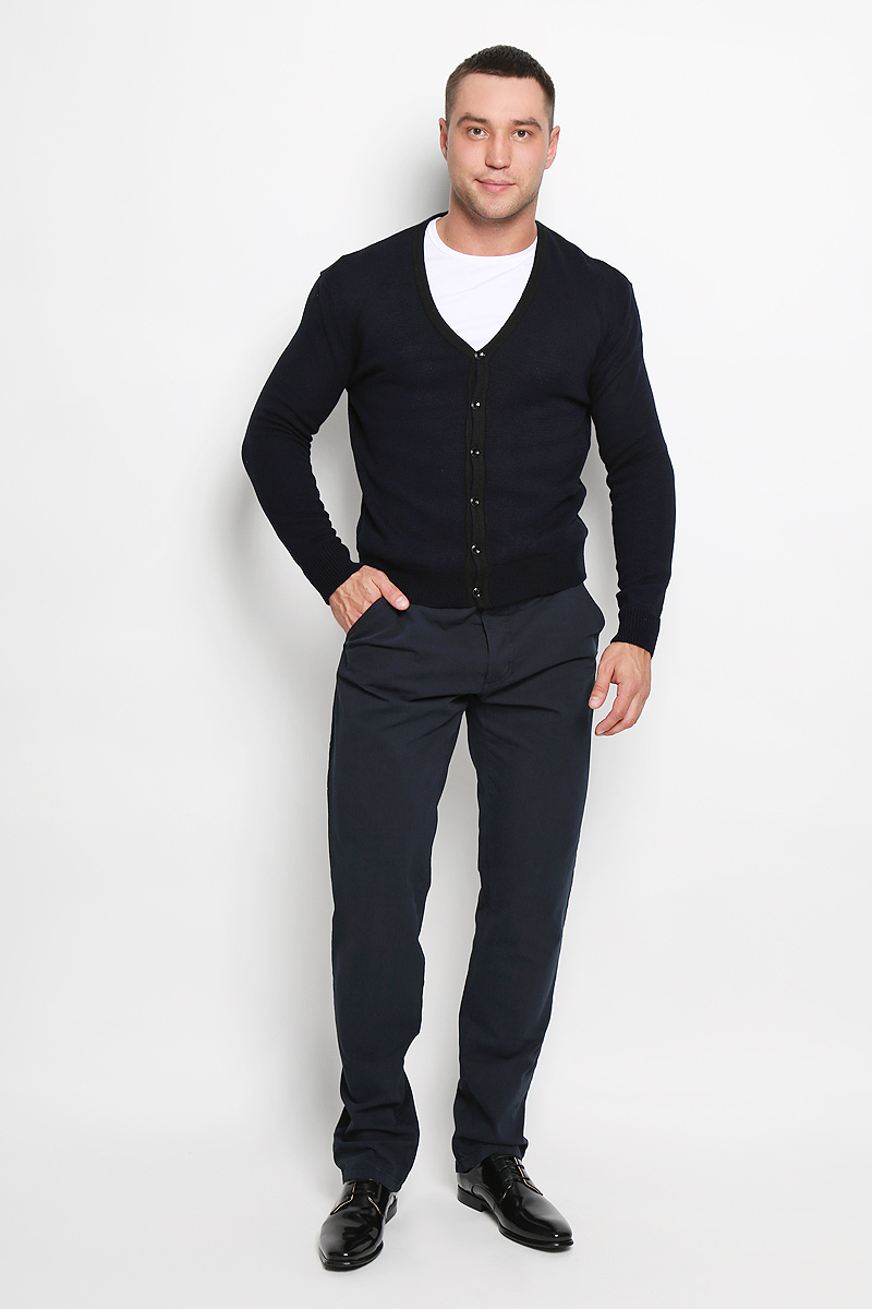 Кардиган мужской Rocawear, цвет: темно-синий. R0315S04. Размер XL (52)R0315S04 Кардиган мужской Rocawear, цвет: темно-синий. R0315S04. Размер XL (52)R0315S04Стильный мужской кардиган Rocawear выполнен из высококачественного натурального акрила, благодаря чему великолепно сохраняет тепло, позволяет коже дышать и обладает высокой износостойкостью и эластичностью. Модель с длинными рукавами и V-образным вырезом горловины согреет вас в прохладные дни. Кардиган застегивается на пуговицы, манжеты рукавов, низ и вырез горловины связаны резинкой. Теплый вязаный кардиган - идеальный вариант для создания уникального образа. Такая модель будет дарить вам комфорт в течение всего дня и послужит замечательным дополнением к вашему гардеробу.