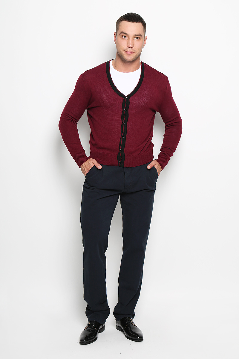 Кардиган мужской Rocawear, цвет: бордовый. R0315S04. Размер XXL (54)R0315S04 Кардиган мужской Rocawear, цвет: бордовый. R0315S04. Размер XXL (54)R0315S04Стильный мужской кардиган Rocawear выполнен из высококачественного натурального акрила, благодаря чему великолепно сохраняет тепло, позволяет коже дышать и обладает высокой износостойкостью и эластичностью. Модель с длинными рукавами и V-образным вырезом горловины согреет вас в прохладные дни. Кардиган застегивается на пуговицы, манжеты рукавов, низ и вырез горловины связаны резинкой. Теплый вязаный кардиган - идеальный вариант для создания уникального образа. Такая модель будет дарить вам комфорт в течение всего дня и послужит замечательным дополнением к вашему гардеробу.