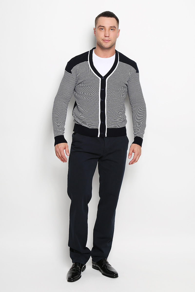 Кардиган мужской Rocawear, цвет: темно-синий, белый. R0315S03. Размер M (48)R0315S03 Кардиган мужской Rocawear, цвет: темно-синий, белый. R0315S03. Размер M (48)R0315S03Стильный мужской кардиган Rocawear выполнен из высококачественного натурального акрила, благодаря чему великолепно сохраняет тепло, позволяет коже дышать и обладает высокой износостойкостью и эластичностью. Модель с длинными рукавами и V-образным вырезом горловины согреет вас в прохладные дни. Кардиган застегивается на пуговицы, манжеты рукавов, низ и вырез горловины связаны резинкой. Теплый вязаный кардиган - идеальный вариант для создания уникального образа. Такая модель будет дарить вам комфорт в течение всего дня и послужит замечательным дополнением к вашему гардеробу.